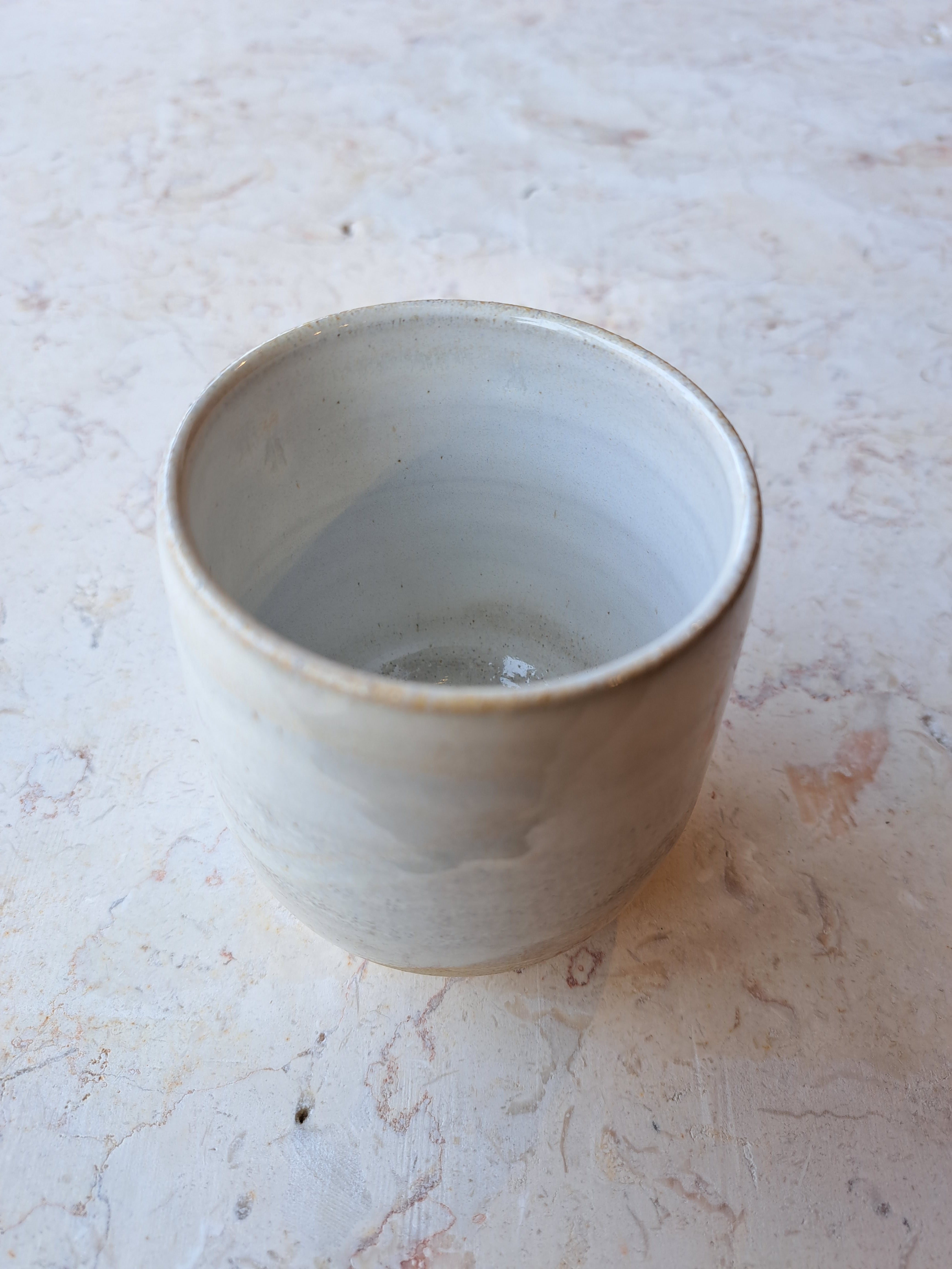 ateliermarienguyen-ceramiste-vaisselle-gobelet-verre-blanc-ceramique