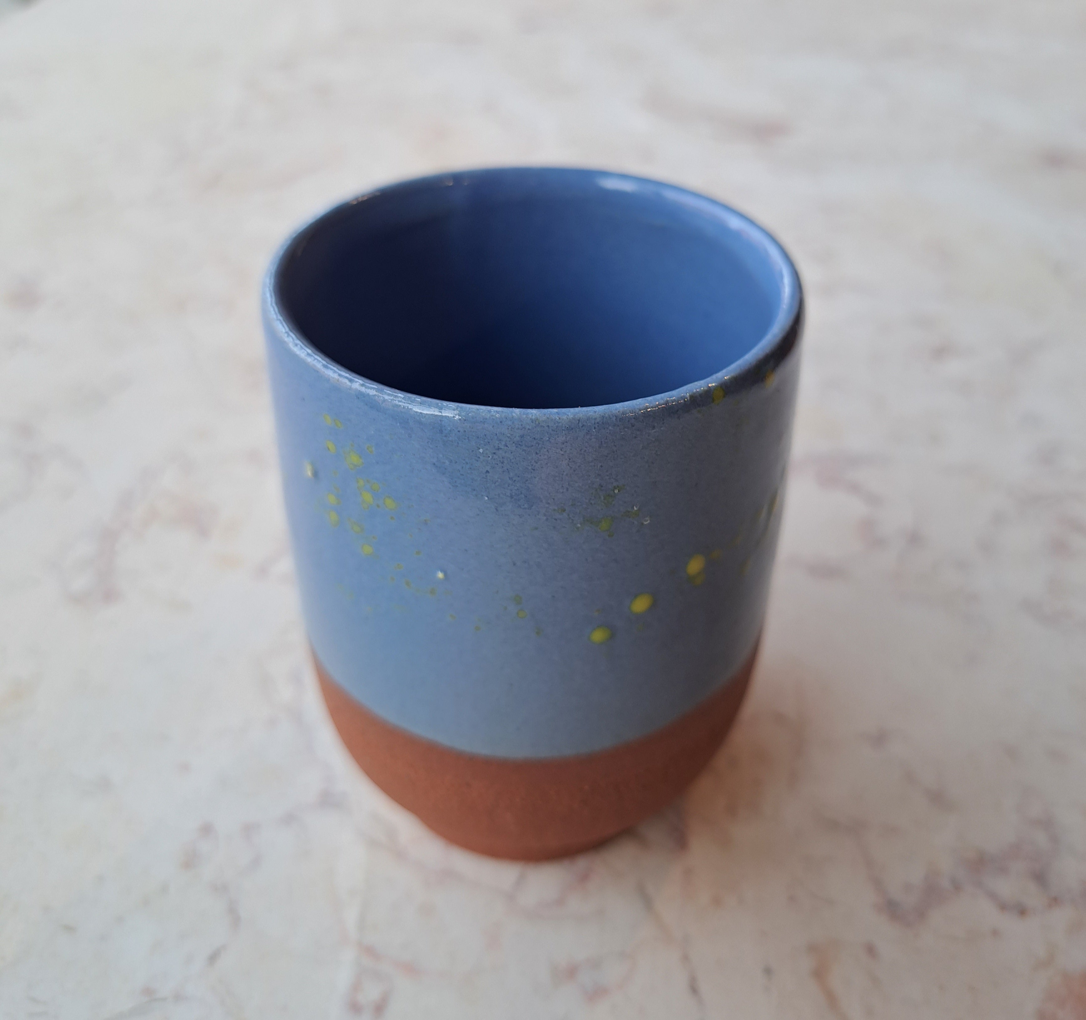 ateliermarienguyen-ceramiste-vaisselle-gobelet-verre-colore-ceramique-bleu