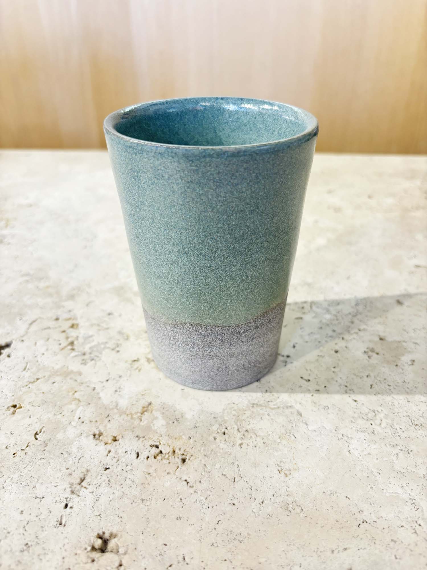 ateliermarienguyen-ceramiste-vaisselle-gobelet-verre-ceramique-grand-vert-lichen