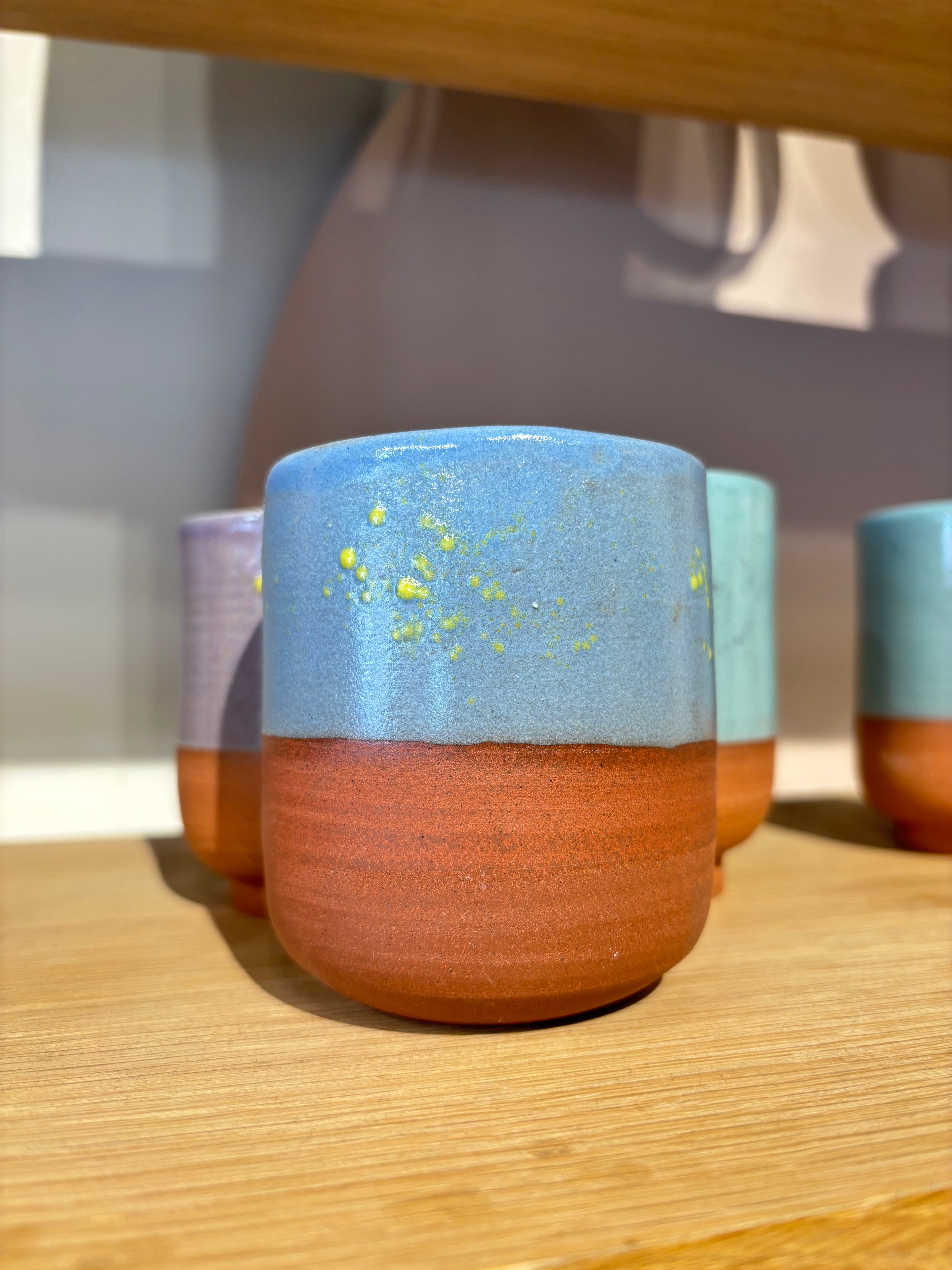 ateliermarienguyen-ceramiste-vaisselle-gobelet-verre-colore-ceramique-bleu