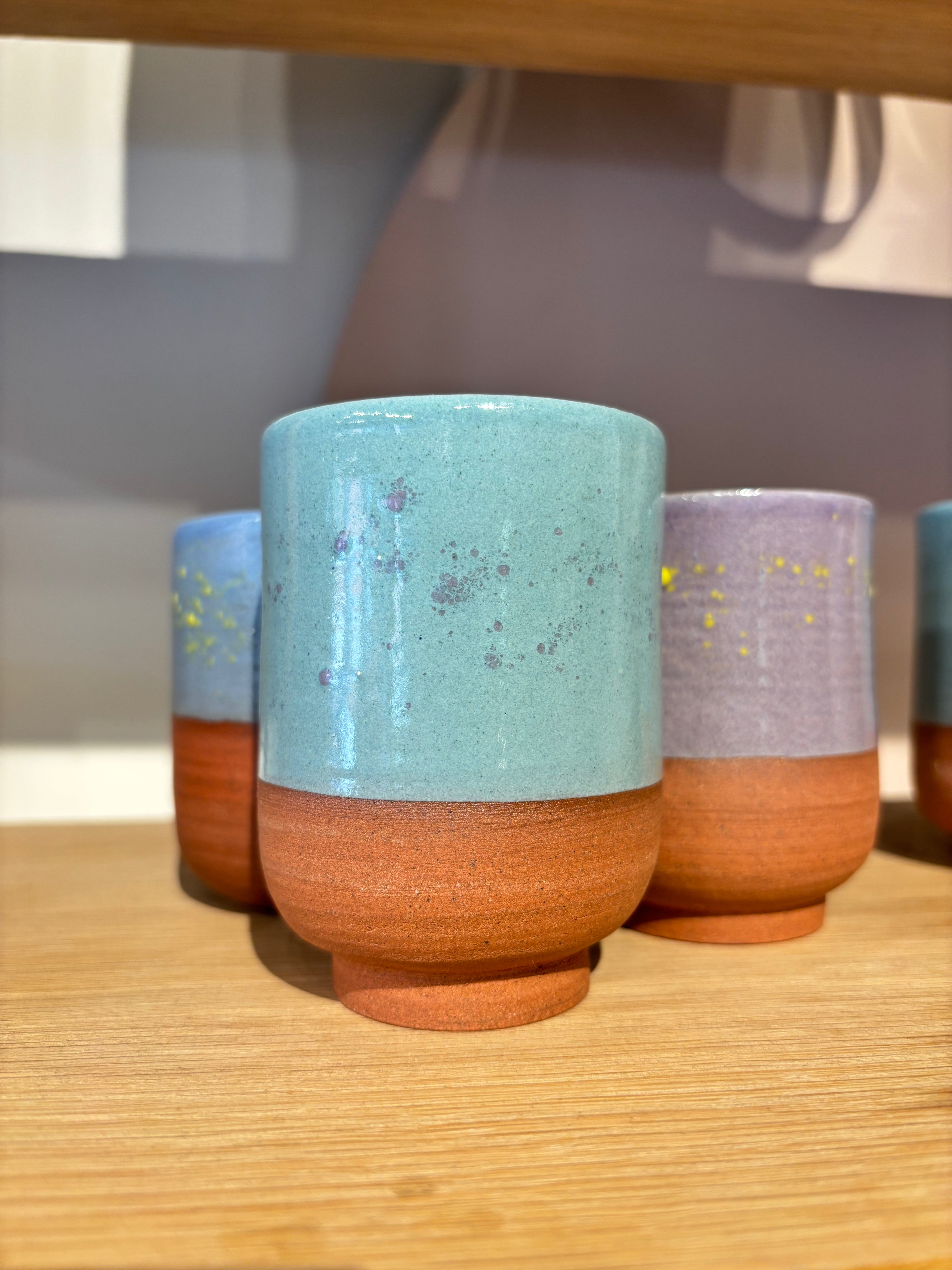 ateliermarienguyen-ceramiste-vaisselle-gobelet-verre-colore-ceramique-vertdegris