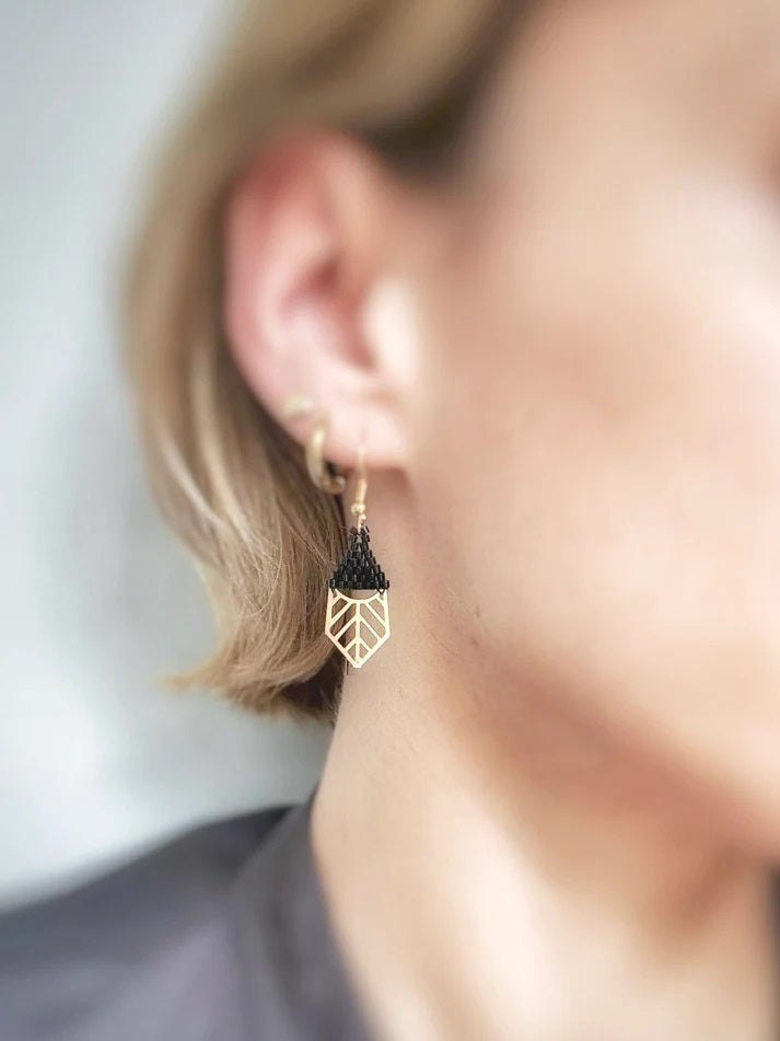 carmelle-bijou-bouclesdoreilles-joalycolor10-perlesderocaille-noir