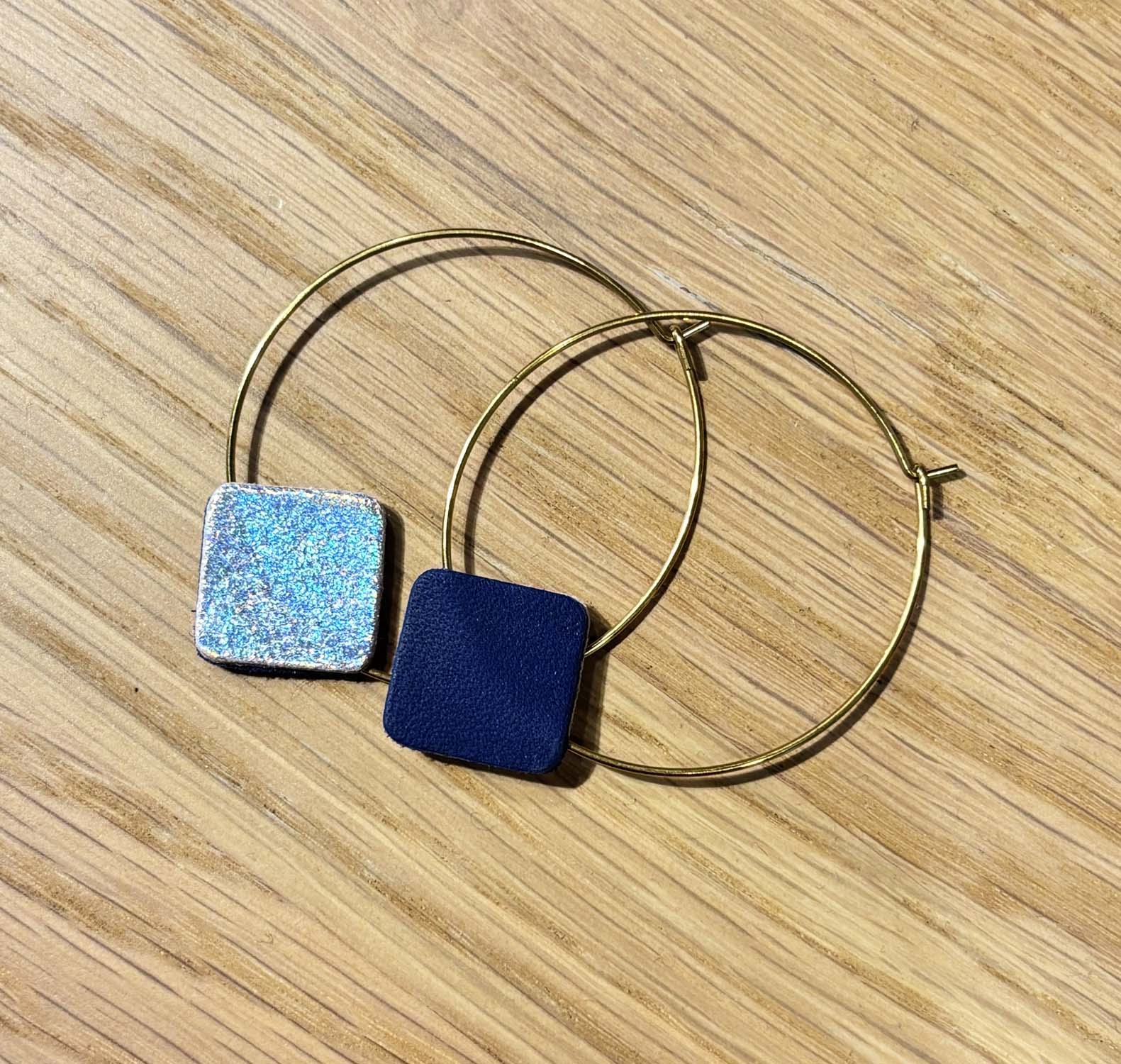 chikiboom-bijou-bouclesdoreilles-creoles-rond-carre-cuirrecycle-holographique-marine