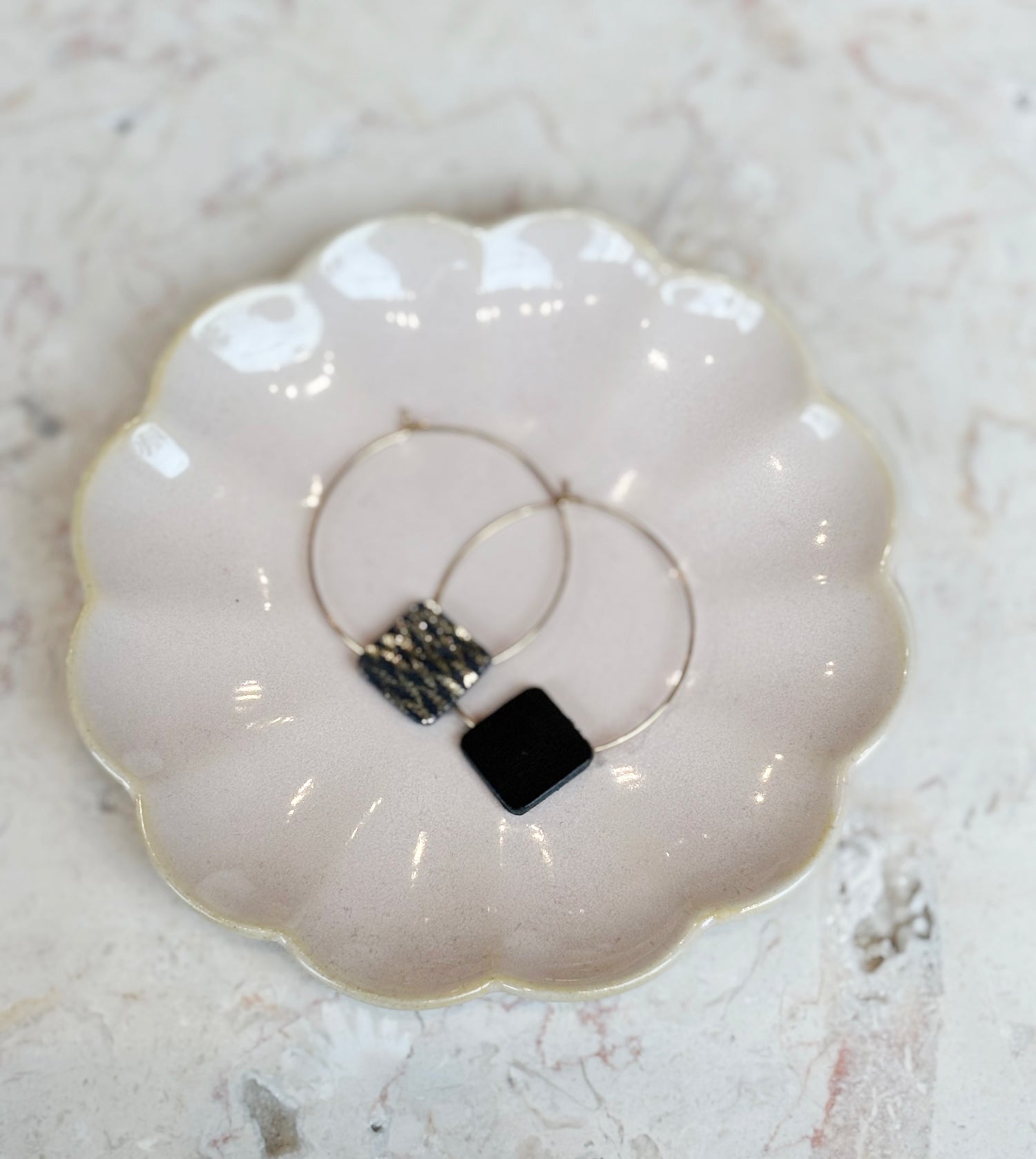 chikiboom-bijou-bouclesdoreilles-creoles-rond-carre-cuirrecycle-noir-losanges