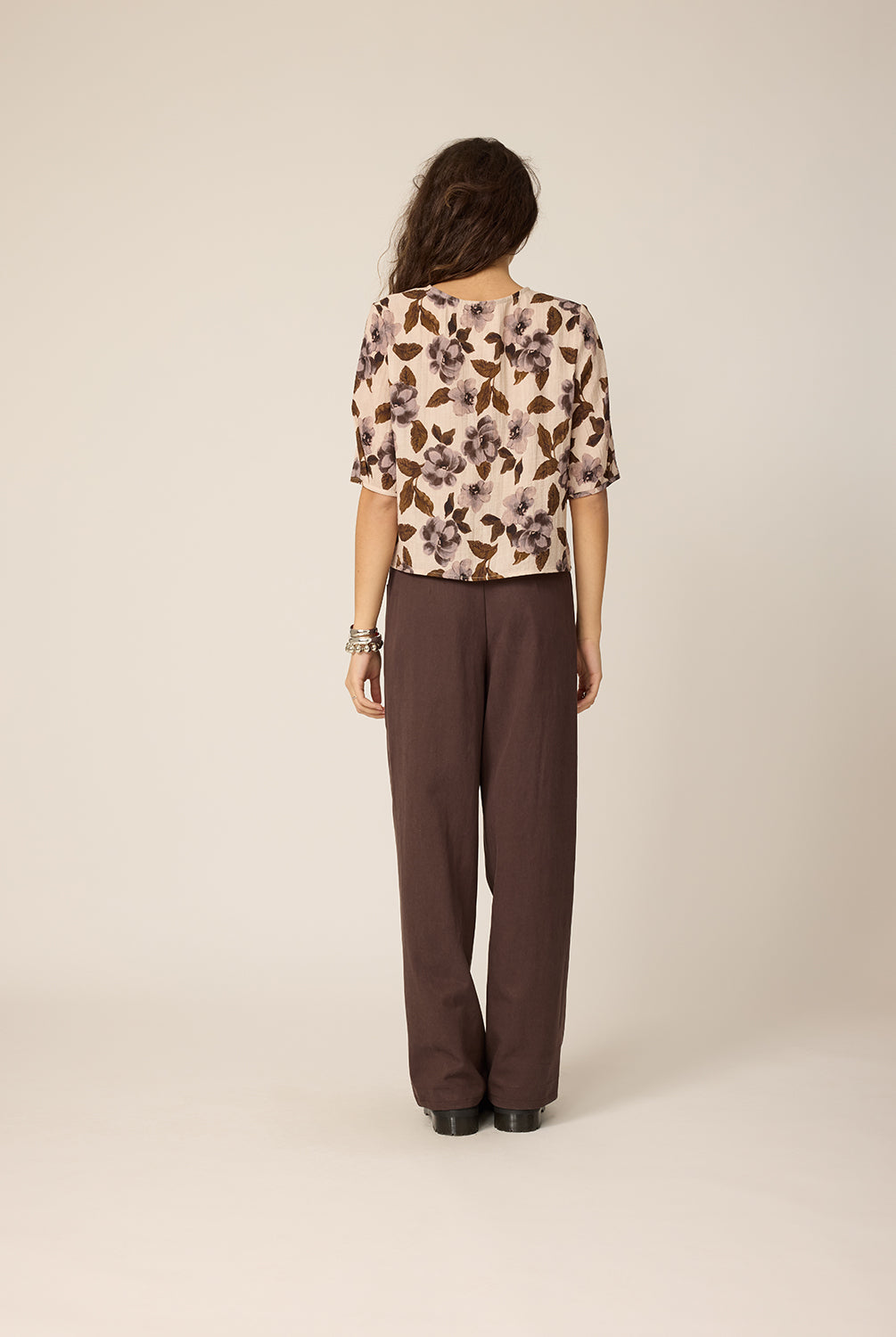 chlo-par-cokluch-haut-blouse-morgan-flowers-naturel-pantalon-romeo-espresso-ah2627