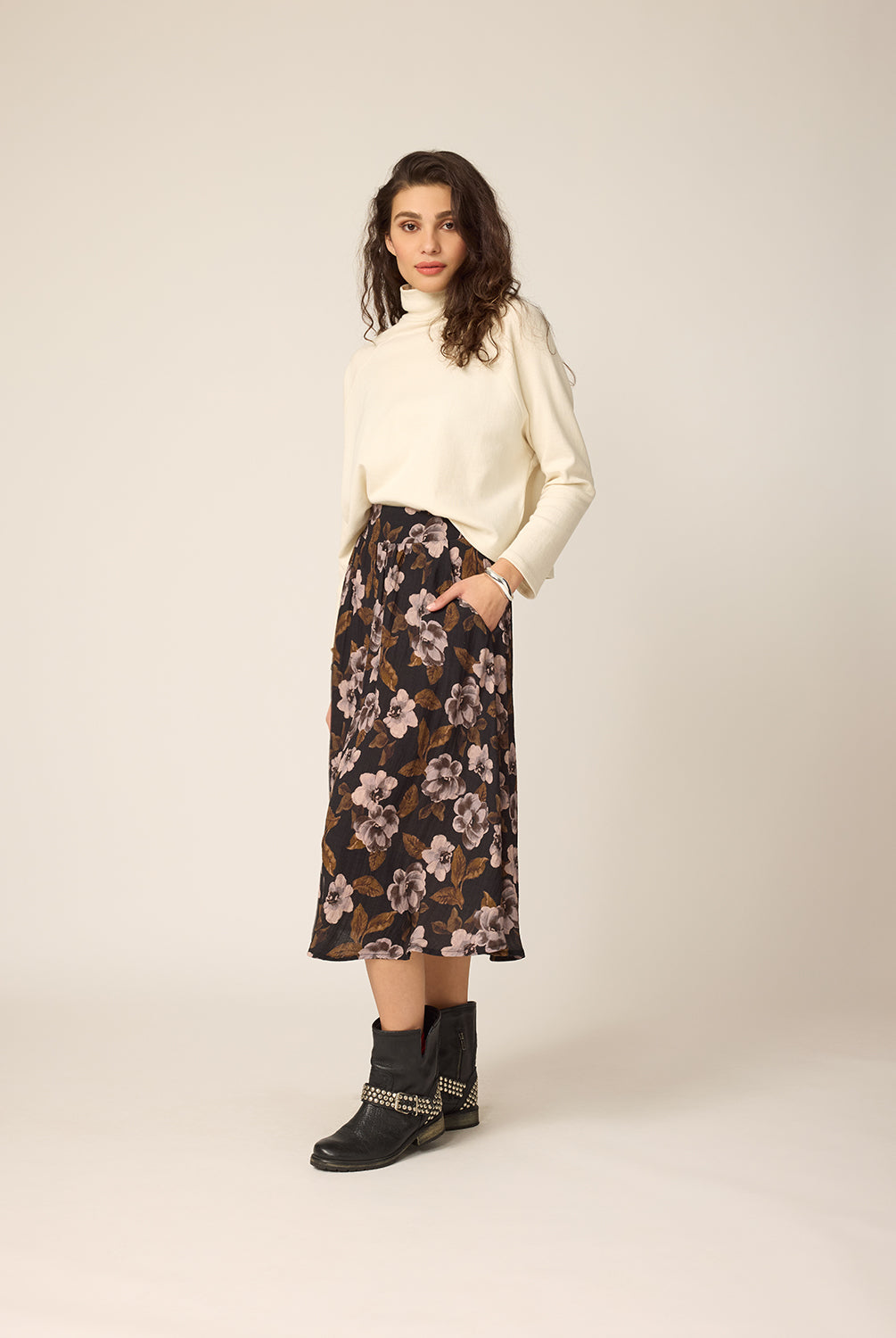 chlo-par-cokluch-haut-chandail-devon-naturel-jupe-courtney-flowers-noir-ah2627