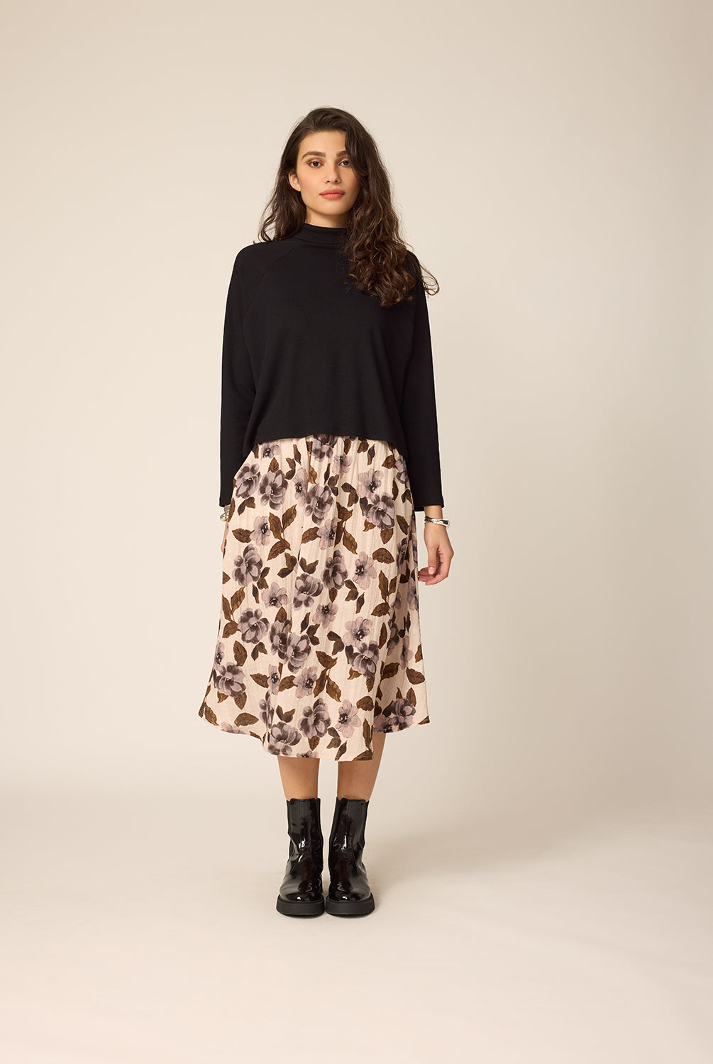 chlo-par-cokluch-haut-chandail-devon-noir-jupe-courtney-flowers-naturel-ah2627