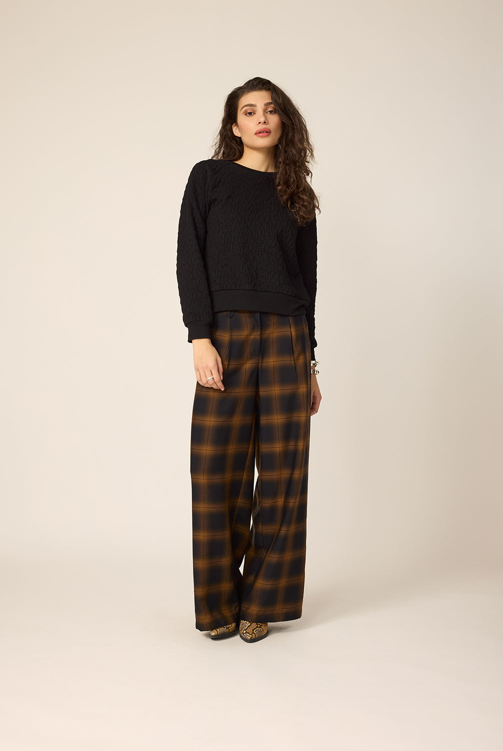 chlo-par-cokluch-haut-chandail-lou-noir-pantalon-zaho-plaid-tan-ah2627