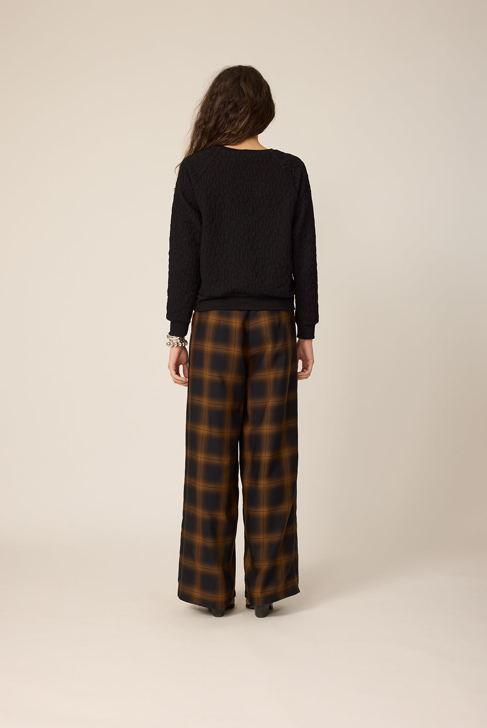 chlo-par-cokluch-haut-chandail-lou-noir-pantalon-zaho-plaid-tan-ah2627