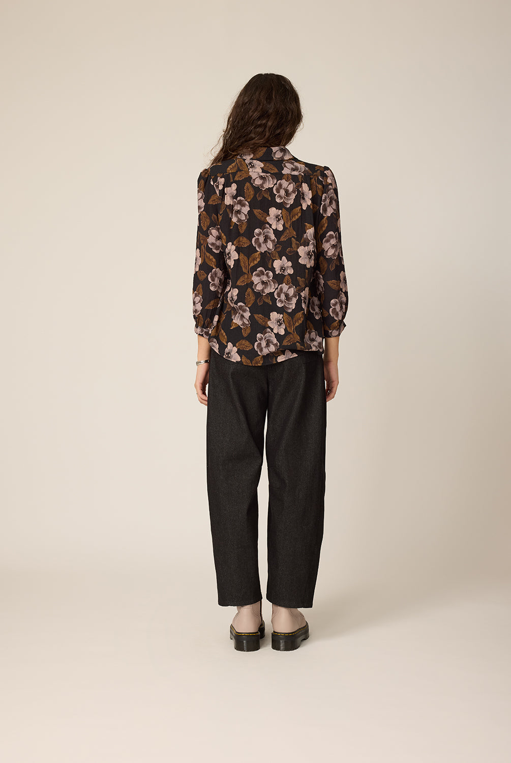 chlo-par-cokluch-haut-chemise-june-flowers-noir-pantalon-lee-noir-ah2627