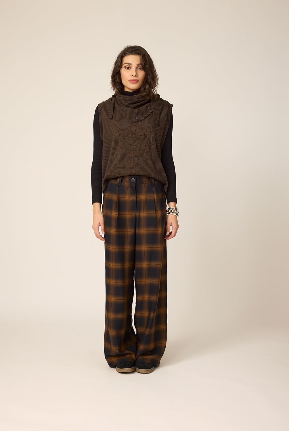 chlo-par-cokluch-haut-foulard-cleo-marron-colroule-pull-noir-pantalon-zaho-plaid-tan-ah2627