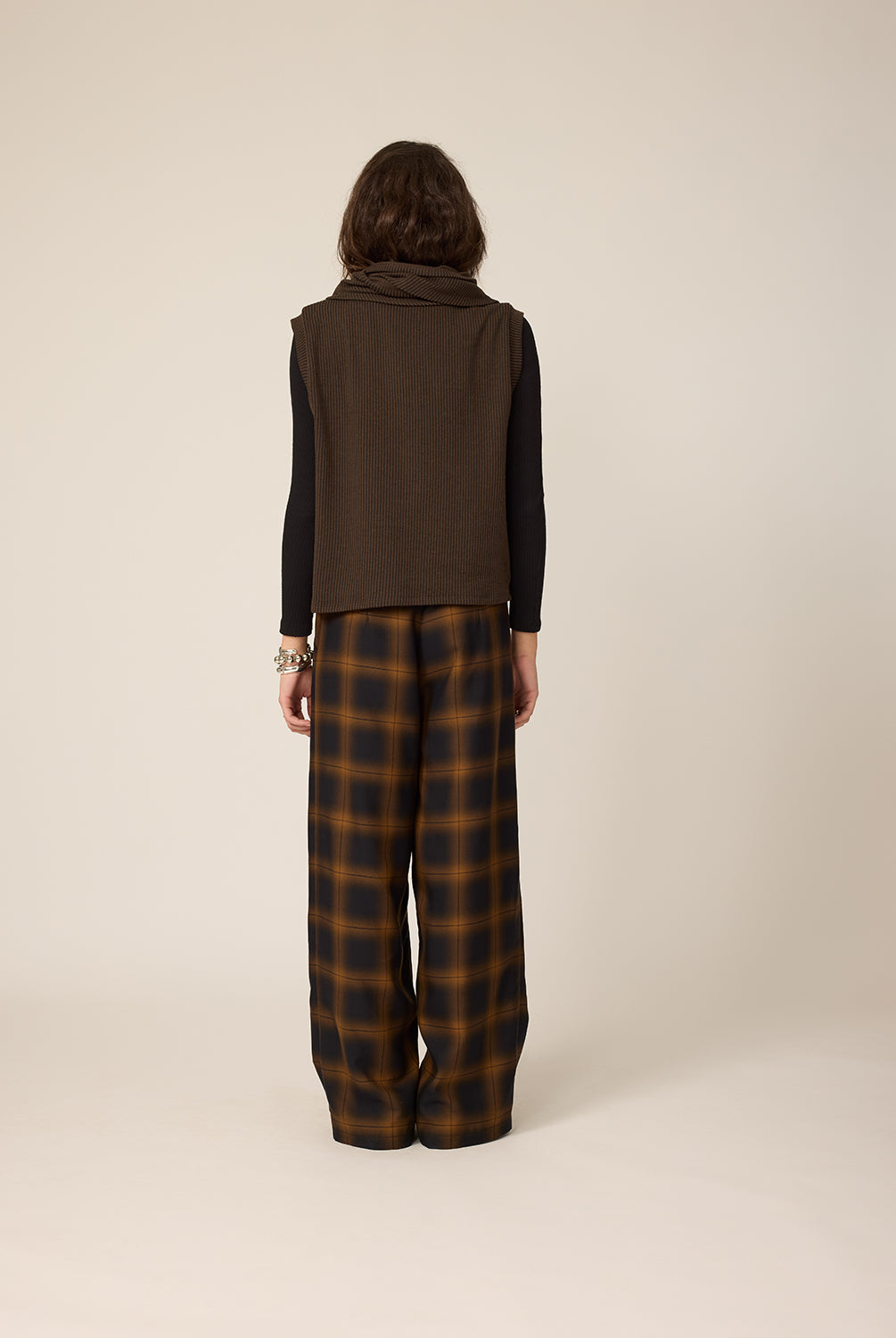chlo-par-cokluch-haut-foulard-cleo-marron-colroule-pull-noir-pantalon-zaho-plaid-tan-ah2627