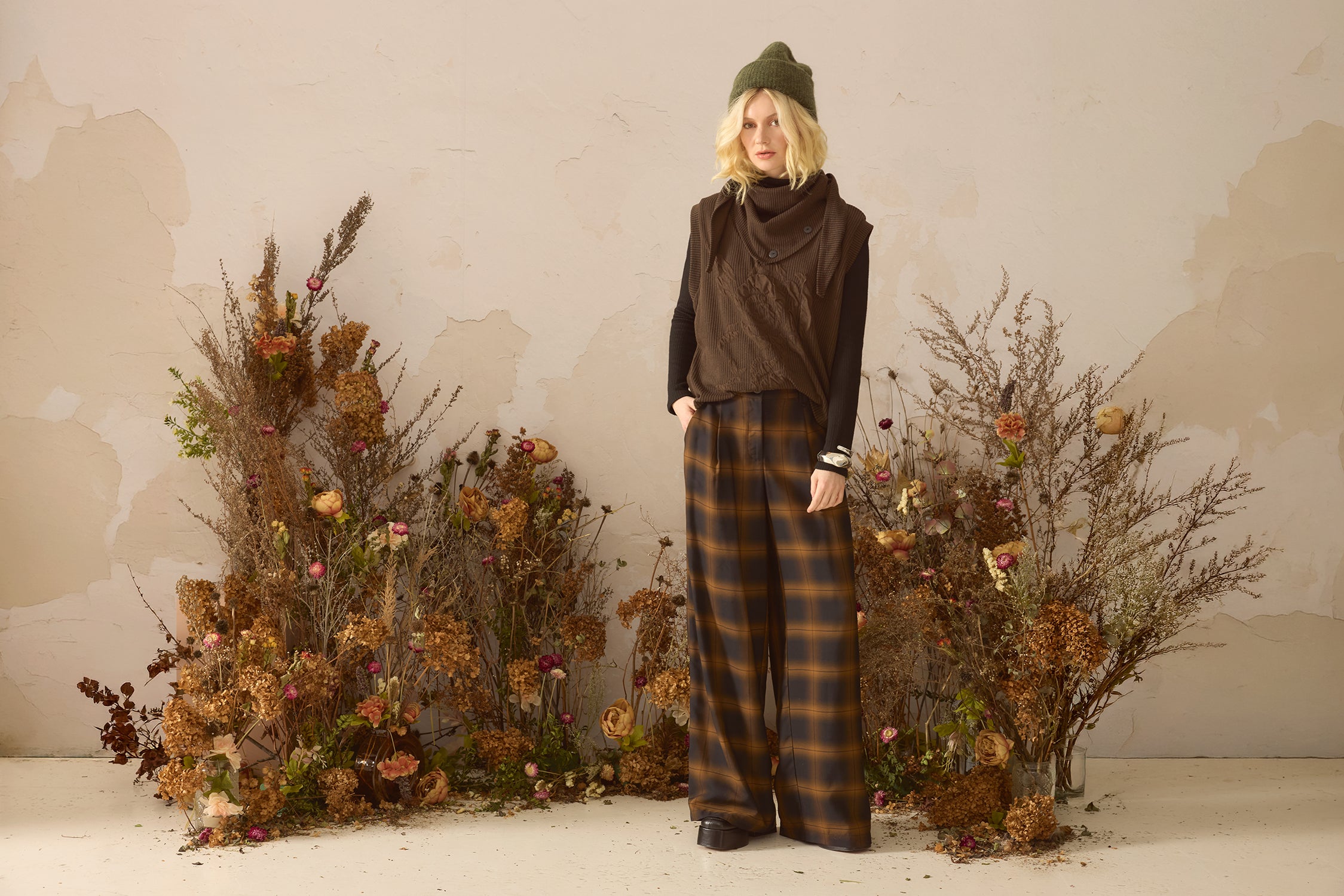 chlo-par-cokluch-haut-foulard-cleo-marron-colroule-pull-noir-pantalon-zaho-plaid-tan-ah2627