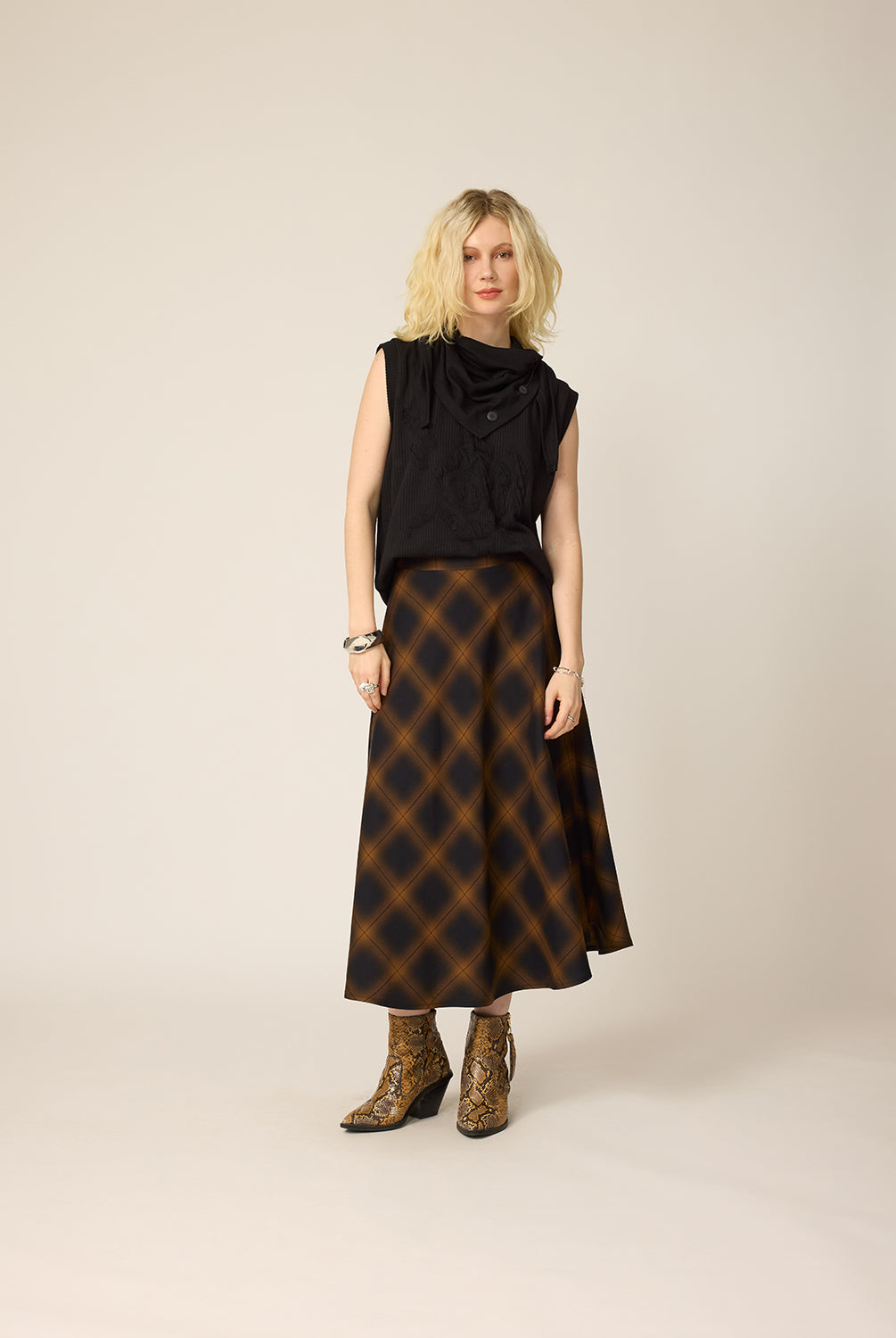 chlo-par-cokluch-haut-foulard-cleo-noir-jupe-beth-plaid-tan-ah2627