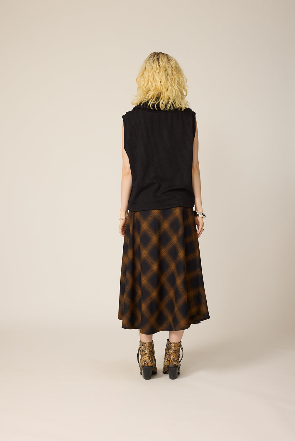 chlo-par-cokluch-haut-foulard-cleo-noir-jupe-beth-plaid-tan-ah2627