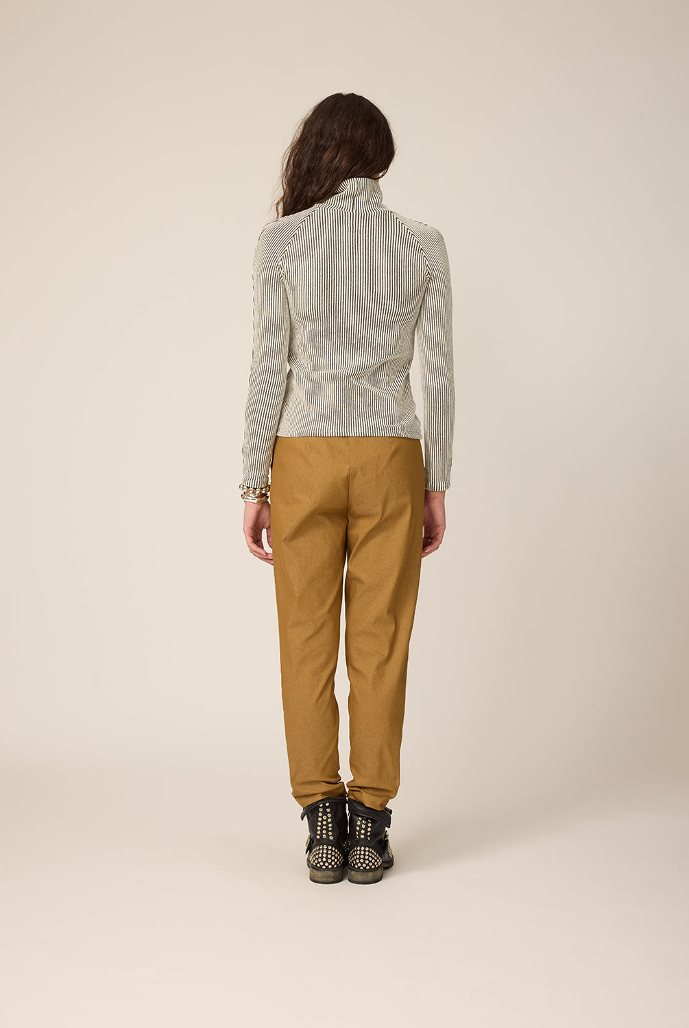 chlo-par-cokluch-haut-pull-colroule-reeves-naturel-pantalon-aaron-gold-ah2627