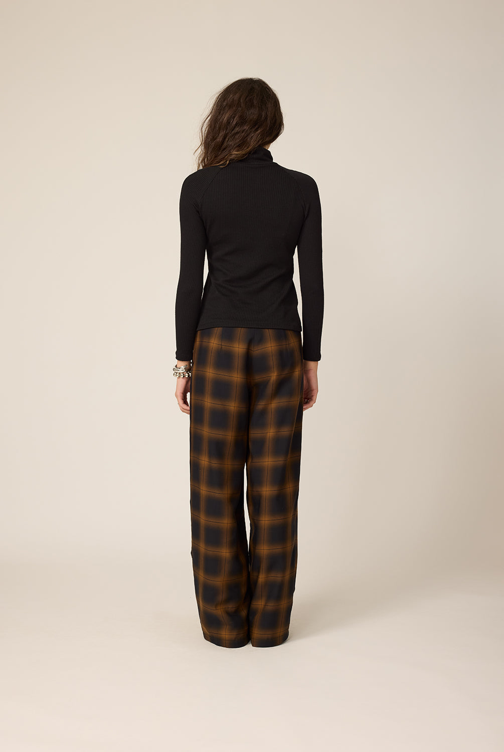 chlo-par-cokluch-haut-pull-colroule-reeves-noir-pantalon-zaho-plaid-tan-ah2627
