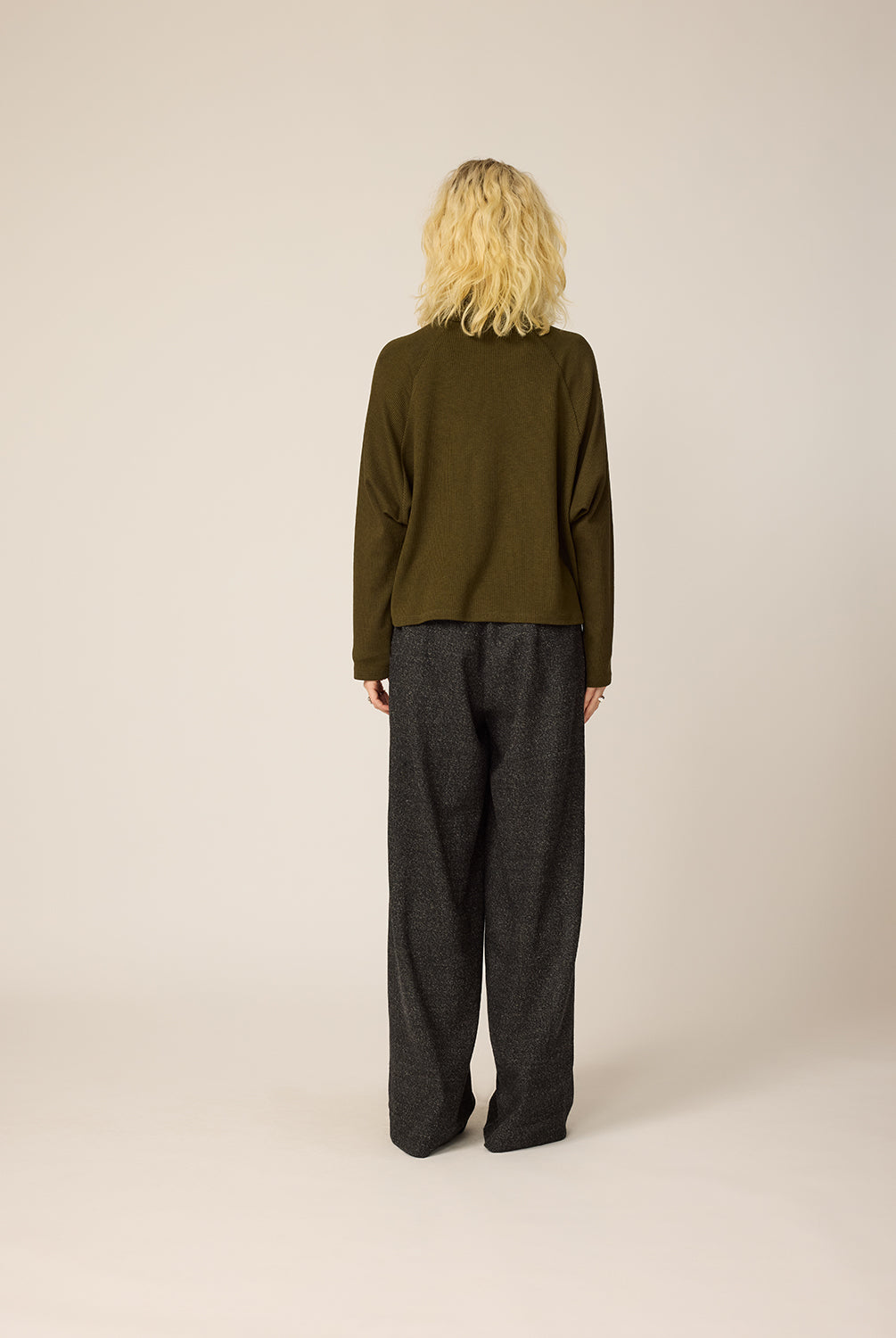 chlo-par-cokluch-haut-pull-devon-olive-pantalon-zaho-tweed-noir-ah2627