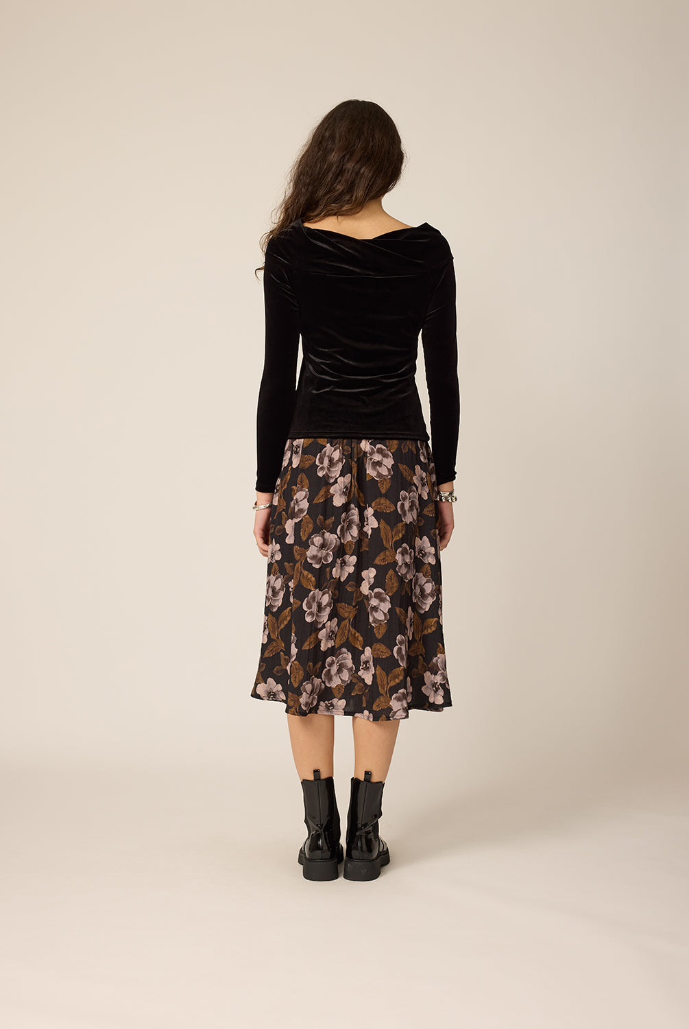 chlo-par-cokluch-haut-pull-isom-noir-jupe-courtney-flowers-noir-ah2627-holiday