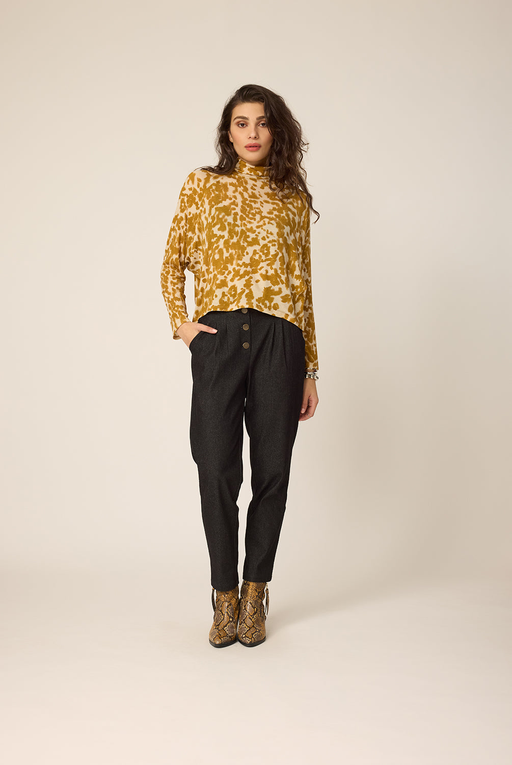 chlo-par-cokluch-haut-pull-polly-leo-curry-pantalon-aaron-noir-ah2627