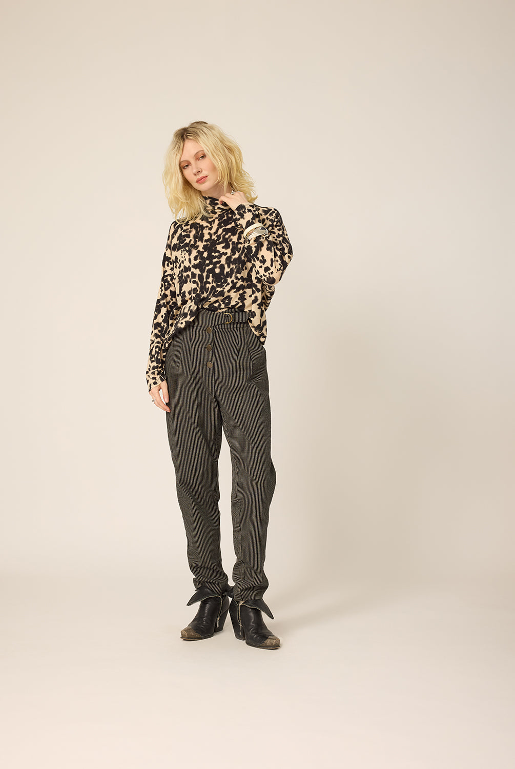 chlo-par-cokluch-haut-pull-polly-leo-noir-pantalon-aaron-omaley-ah2627
