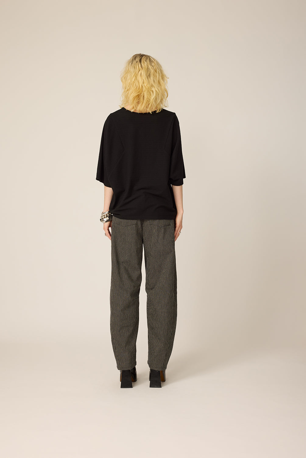 chlo-par-cokluch-haut-tshirt-jacob-noir-pantalon-lee-omaley-ah2627