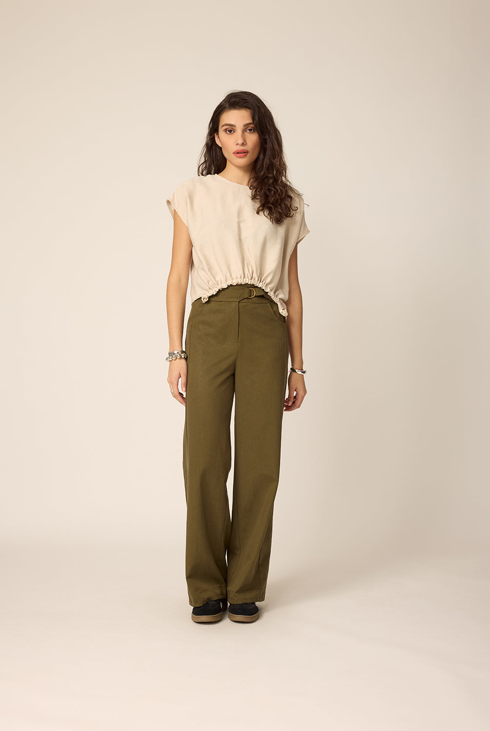 chlo-par-cokluch-haut-tshirt-jay-grege-pantalon-romeo-olive-ah2627