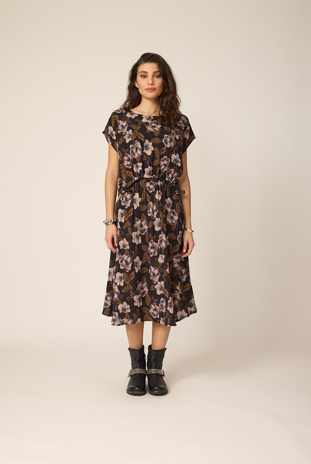 chlo-par-cokluch-haut-tshirt-jay-jupe-courtney-flowers-noir-ah2627
