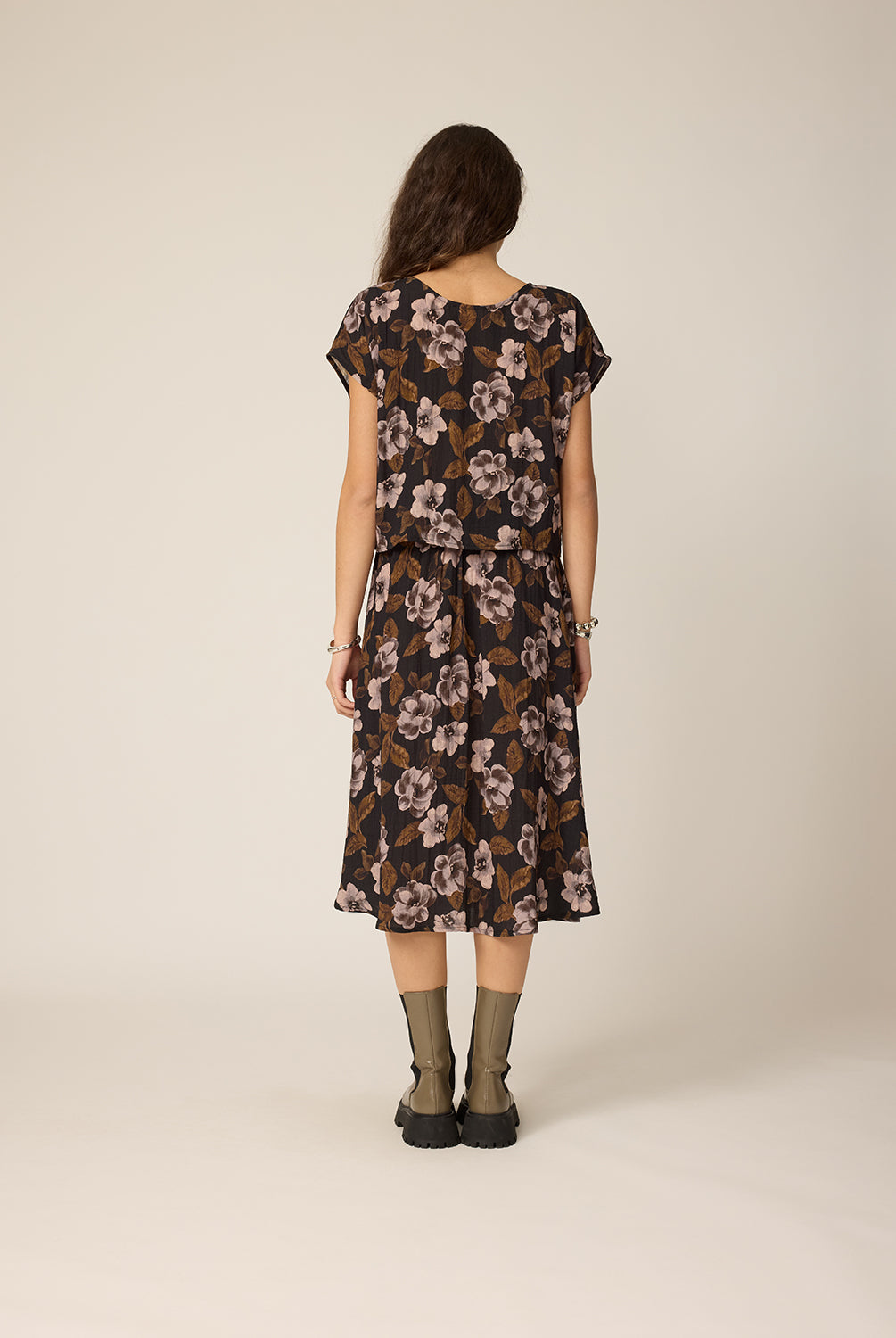 chlo-par-cokluch-haut-tshirt-jay-jupe-courtney-flowers-noir-ah2627