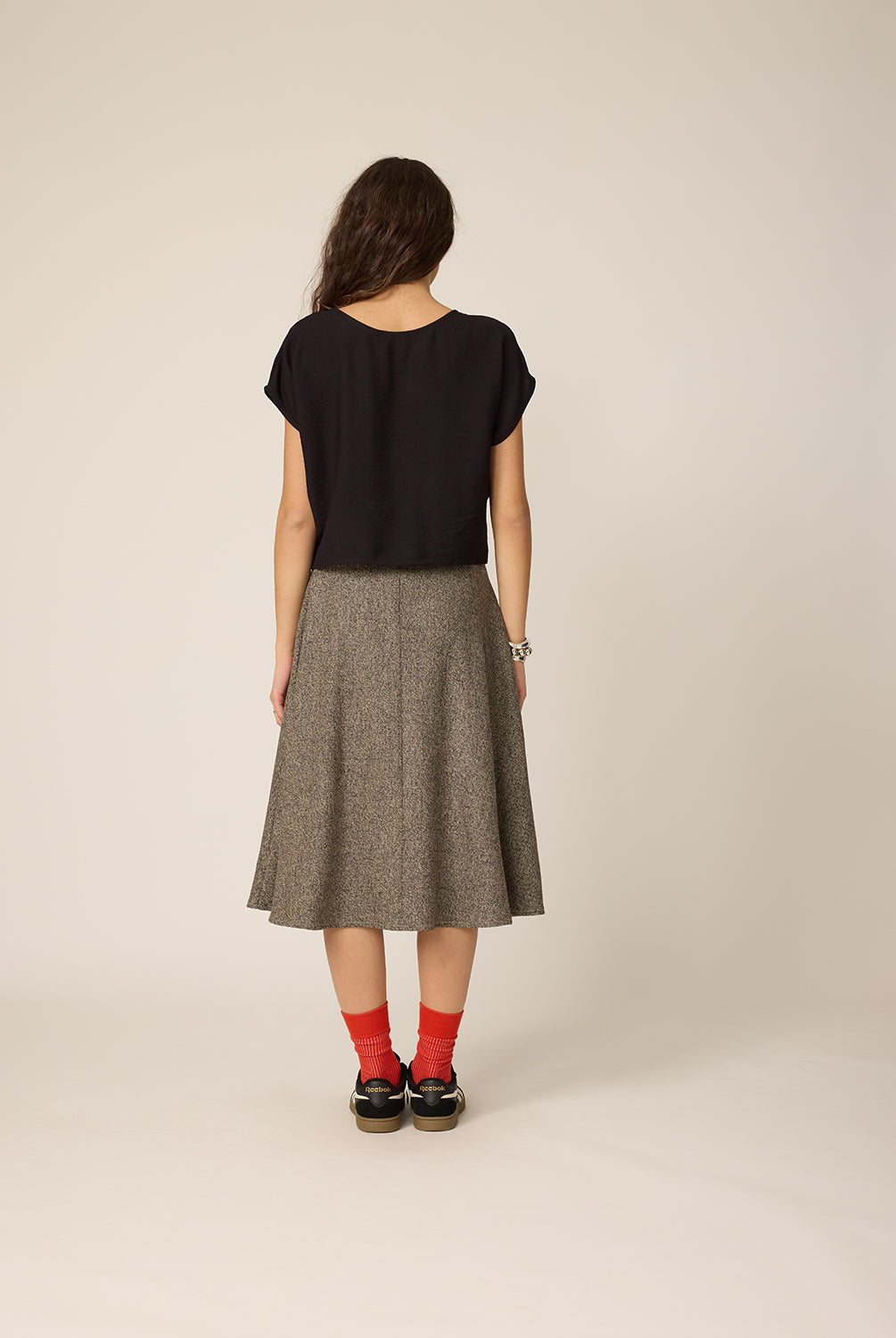 chlo-par-cokluch-haut-tshirt-jay-noir-jupe-amber-tweed-grege-ah2627
