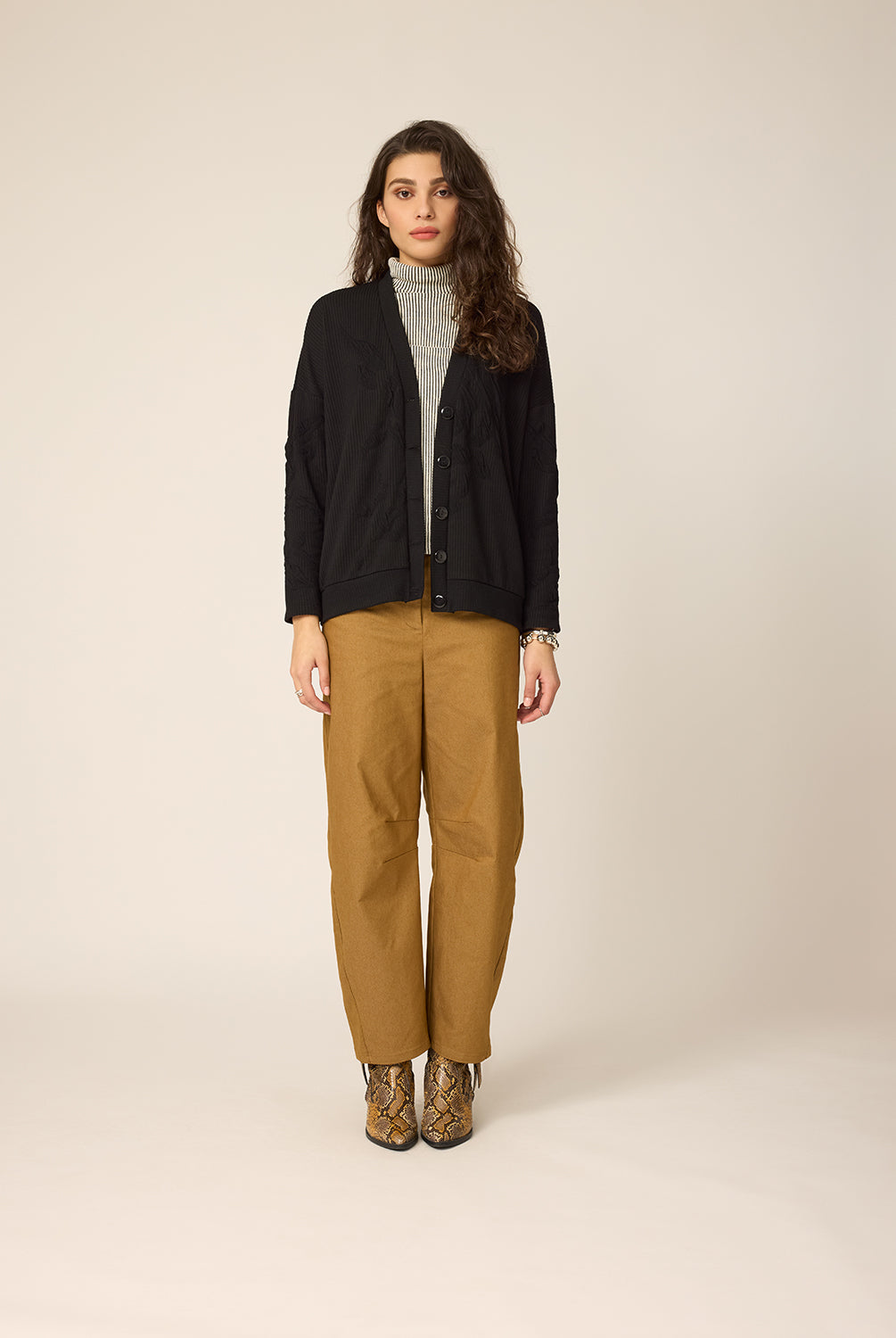 chlo-par-cokluch-haut-veste-cardigan-gus-noir-haut-colroule-pull-reeves-naturel-pantalon-lee-gold-ah2627