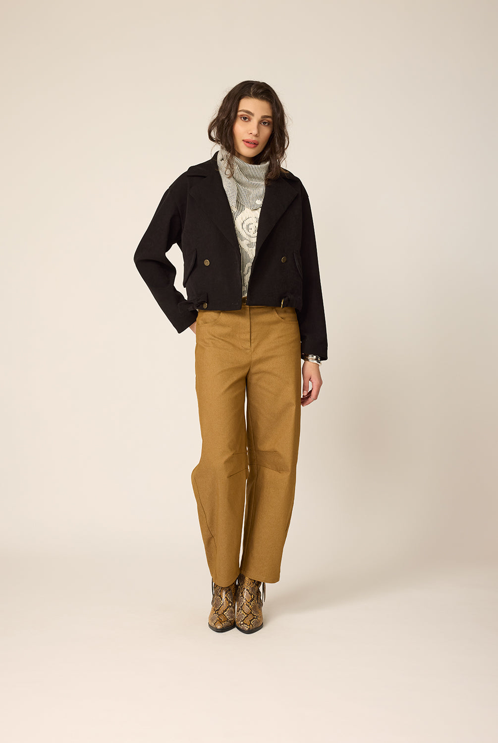 chlo-par-cokluch-haut-veste-pardessus-blaise-noir-foulard-cleo-naturel-ah2627