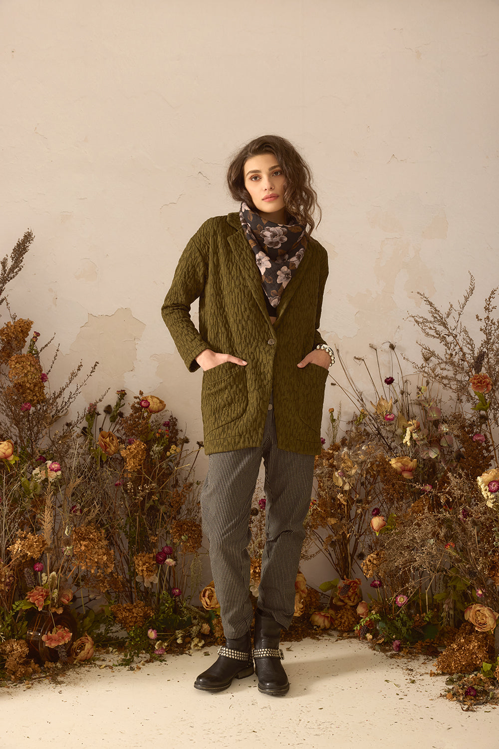 chlo-par-cokluch-veston-blazer-pardessus-evan-olive-haut-pull-mika-leo-noir-pantalon-lee-noir-ah2627
