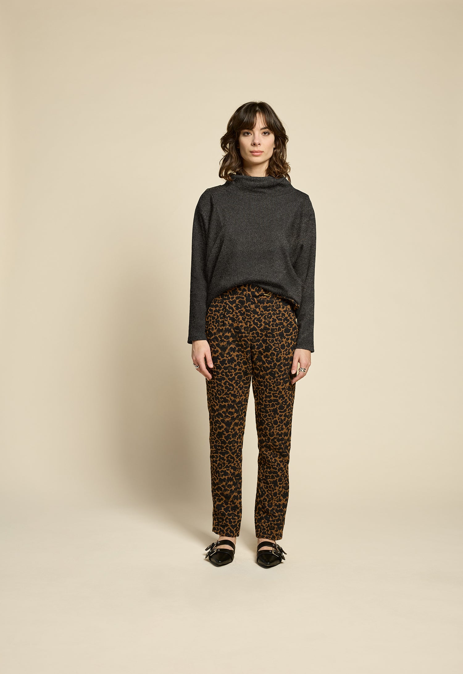 cokluch-haut-chandail-reminder-noir-facette-ah2526-holiday-pantalon-breeze-gold-leopard-ah2526