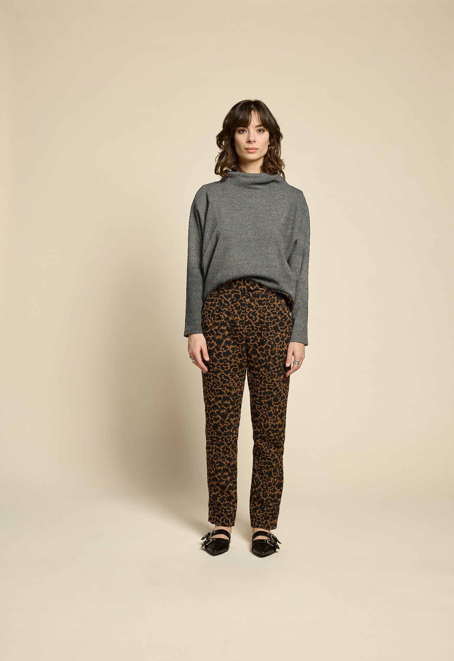 cokluch-haut-chandail-reminder-silver-facette-ah2526-holiday-pantalon-breeze-gold-leopard-ah2526