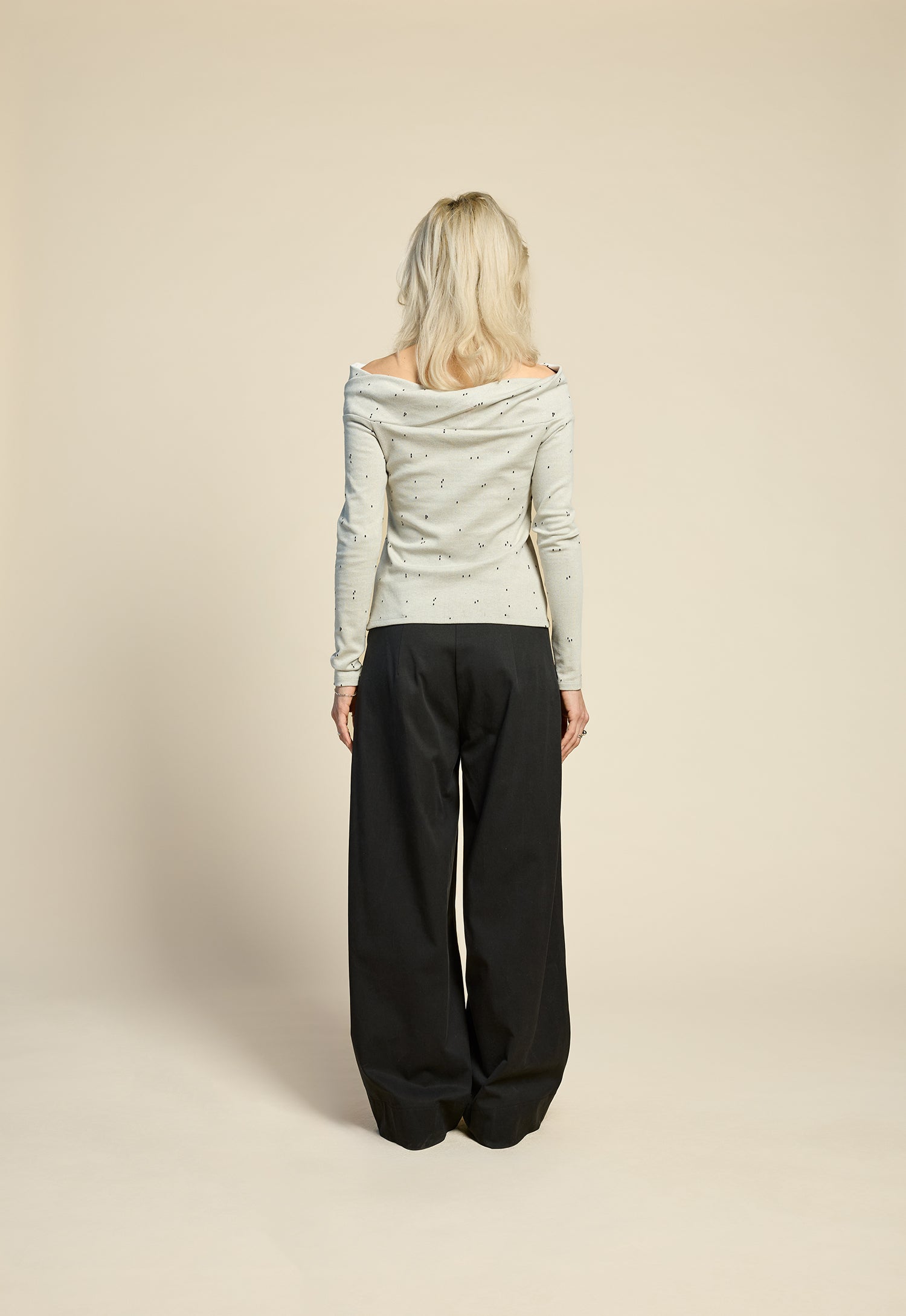 cokluch-haut-chandail-ruby-naturel-pantalon-thechain-noir-ah2526