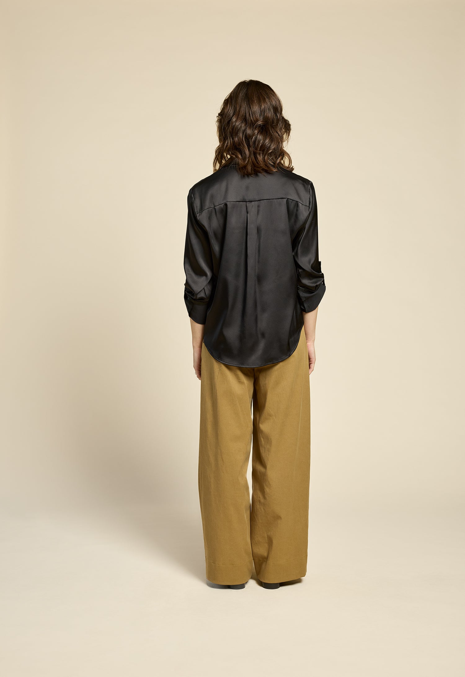 cokluch-haut-chemise-danse-noir-pantalon-thechain-antique-ah2526