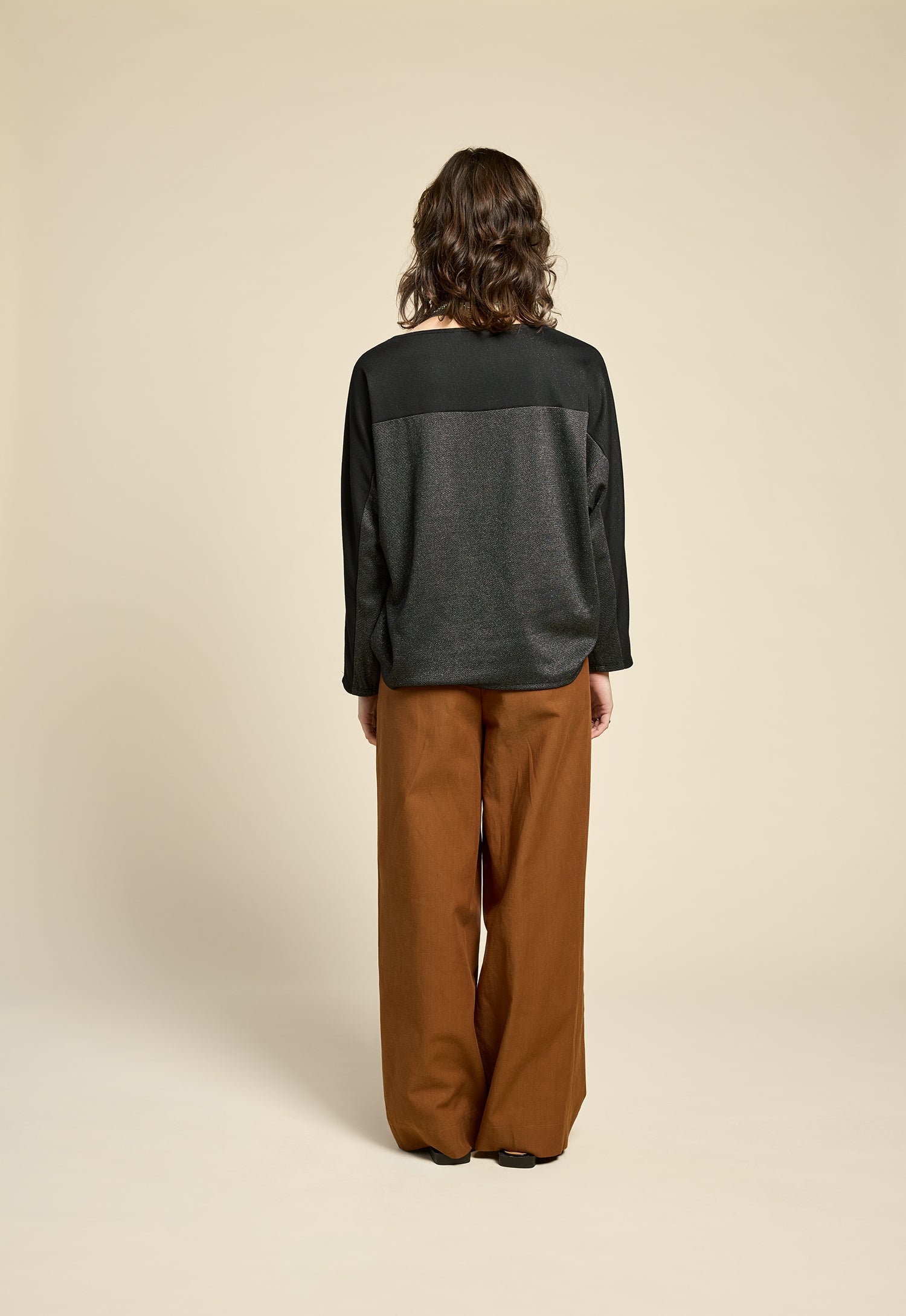 cokluch-haut-shadow-noir-facette-pantalon-romeo-cognac-ah2526-holiday