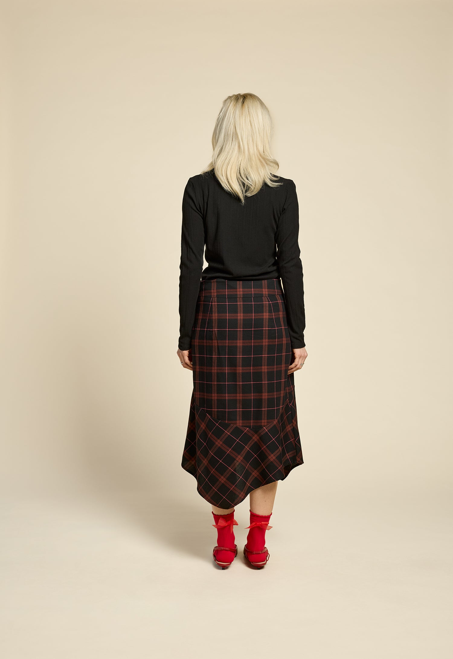 cokluch-haut-solo-noir-jupe-cosmiclove-plaid-bourgogne-ah2526