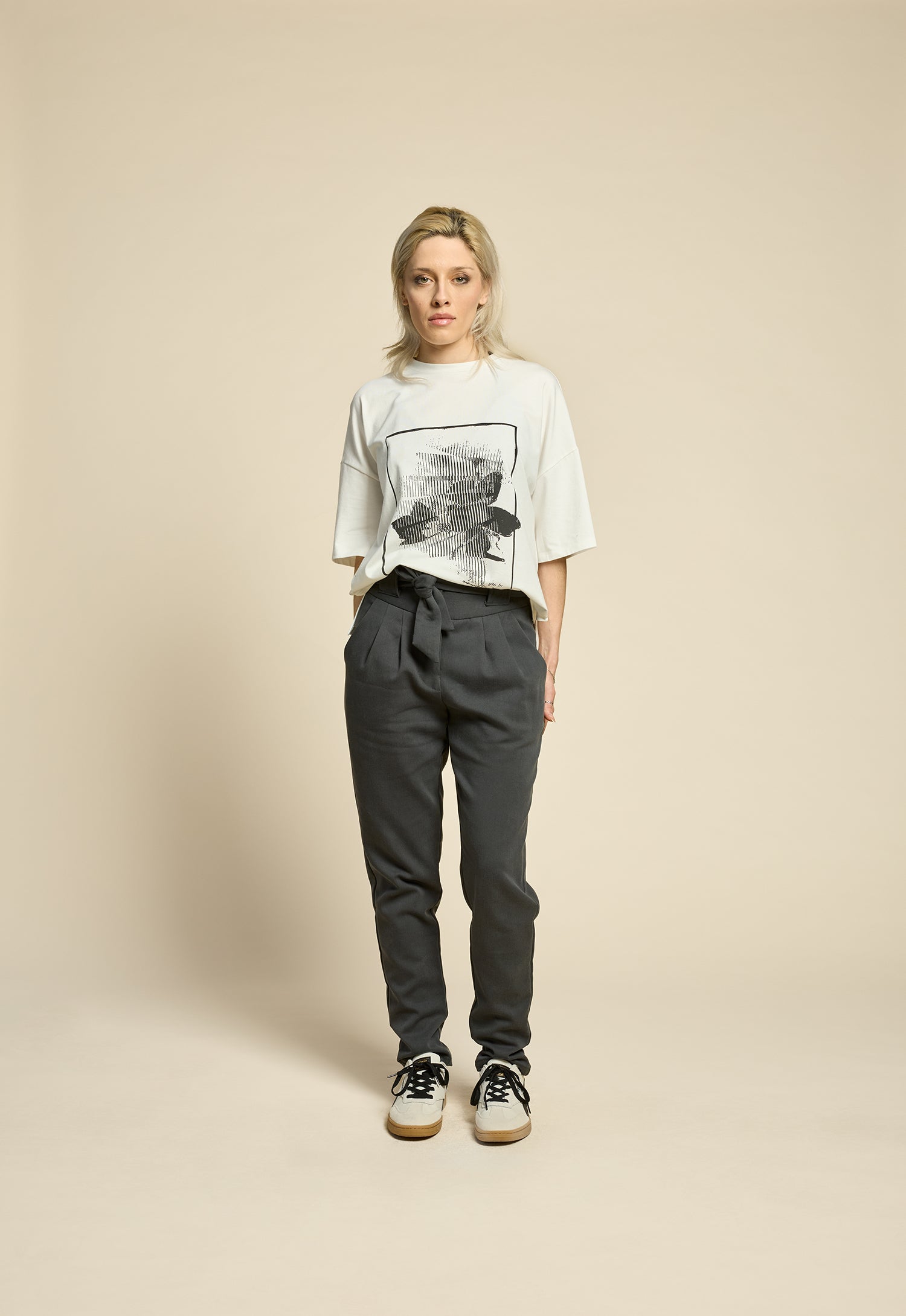 cokluch-haut-thelook-ivoire-pantalon-immortels-charbon-ah2526