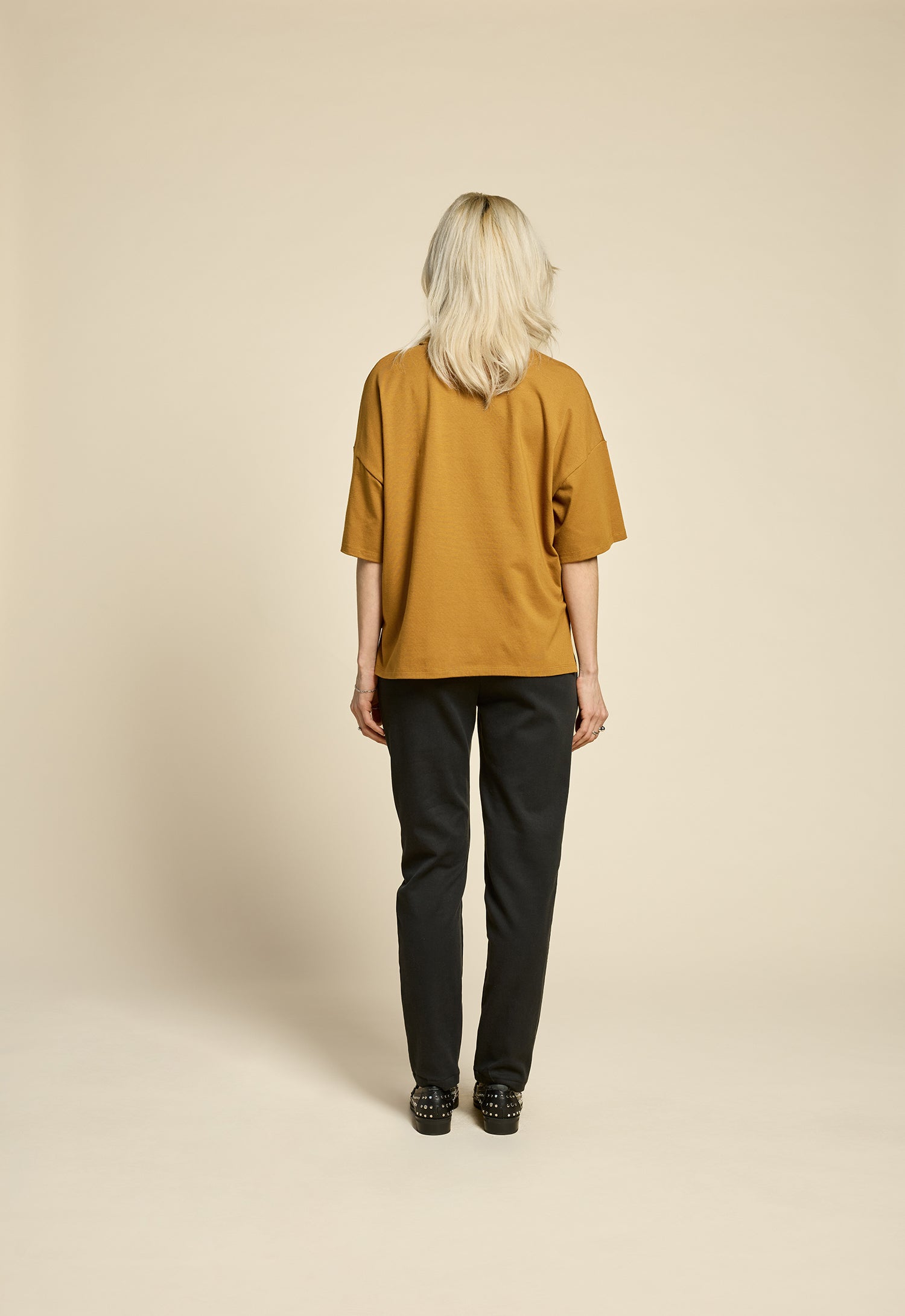 cokluch-haut-thelook-ocre-pantalon-immortels-noir-ah2526