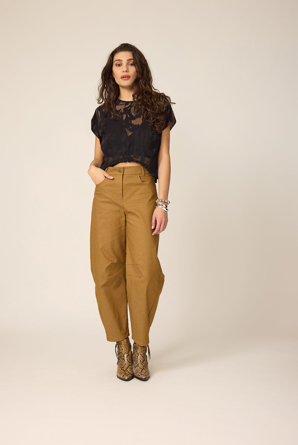 cokluch-haut-tshirt-ape-street-noir-dentelle-ah2627-holiday-pantalon-lee-gold-ah2526