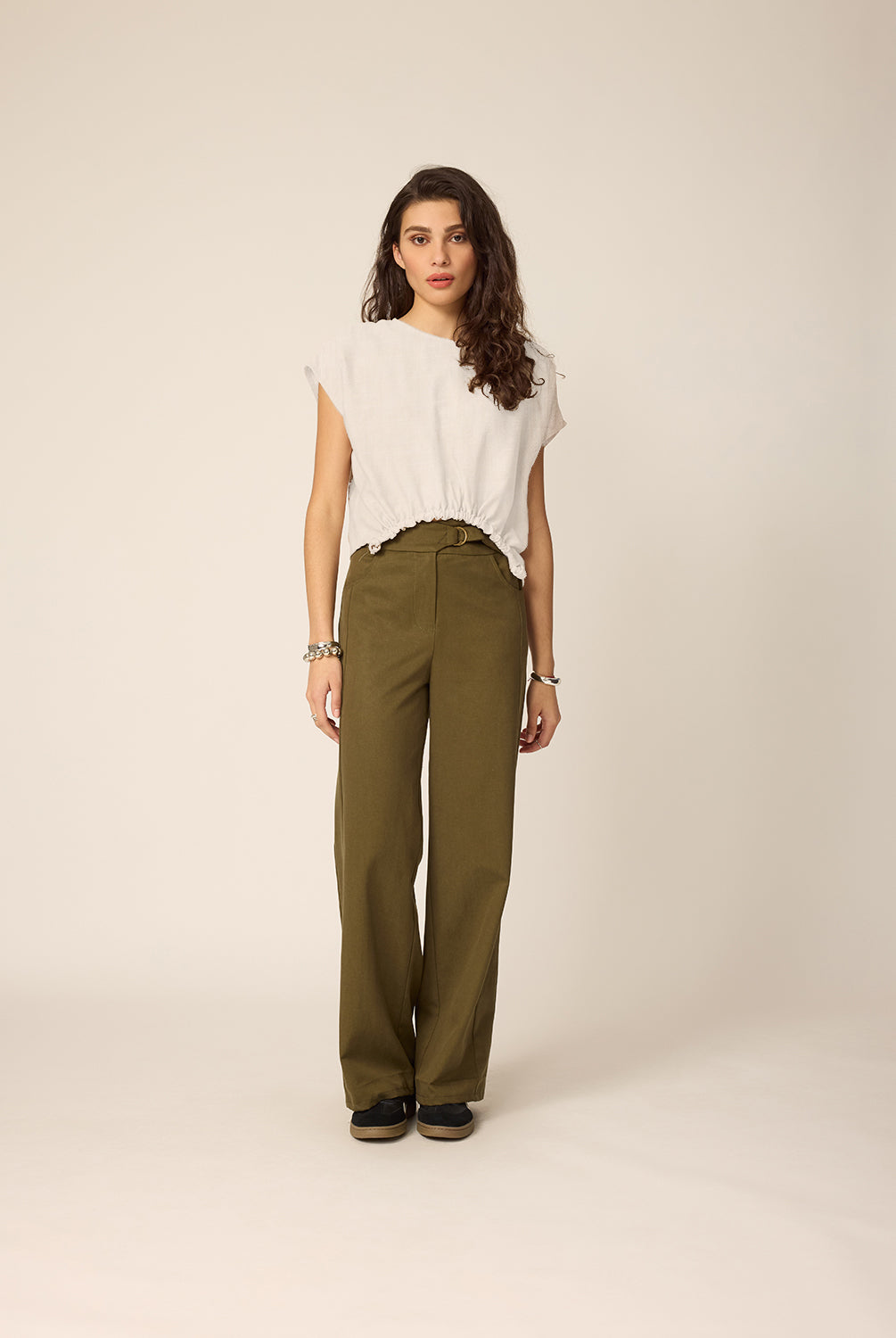 cokluch-haut-tshirt-jay-eggshell-pe24-pantalon-romeo-olive-ah2627