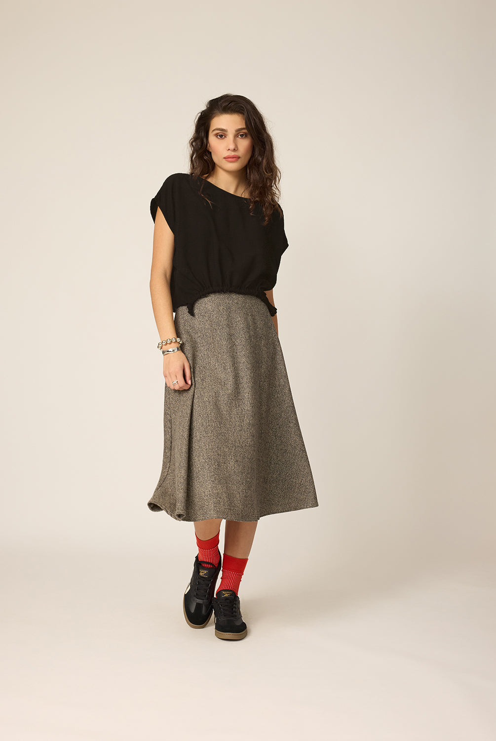 cokluch-haut-tshirt-jay-poppy-noir-ah2223-jupe-amber-tweed-grege-ah2627