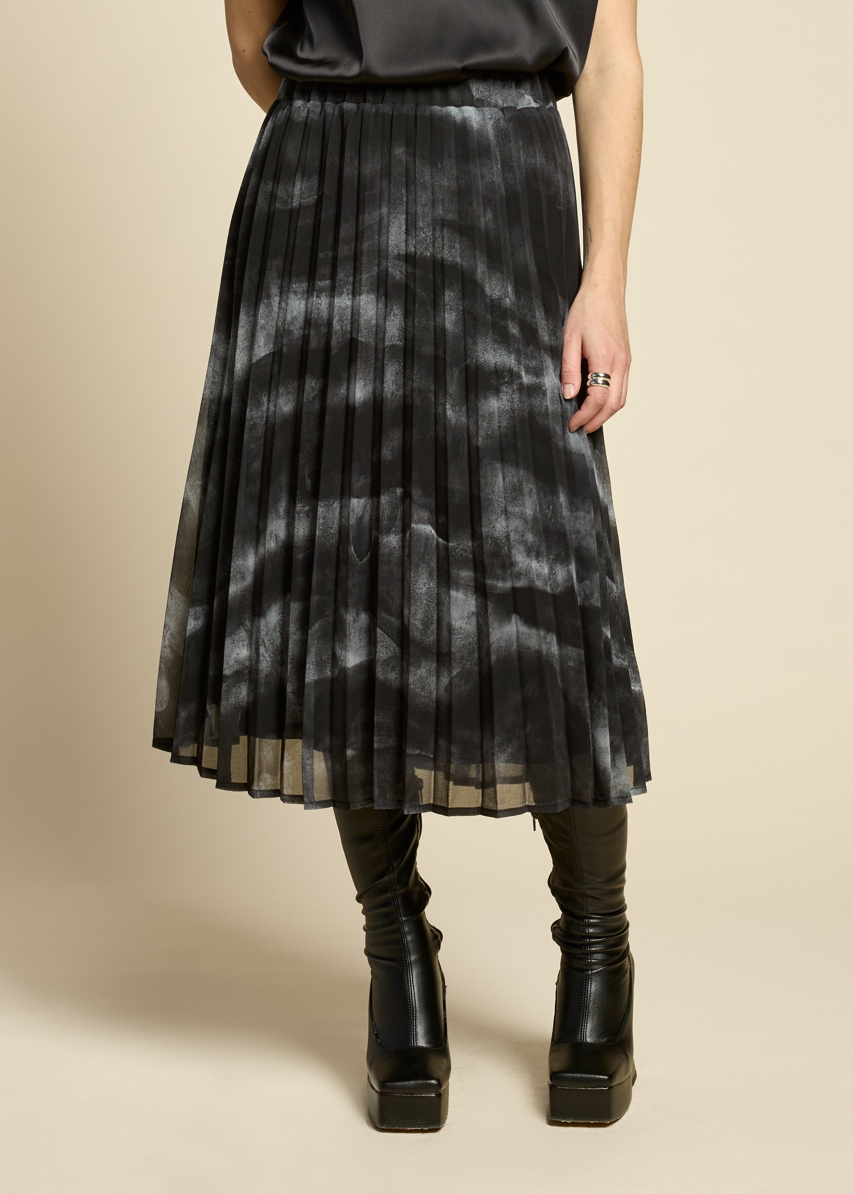 cokluch-jupe-flowers-mist-noir-ah2526