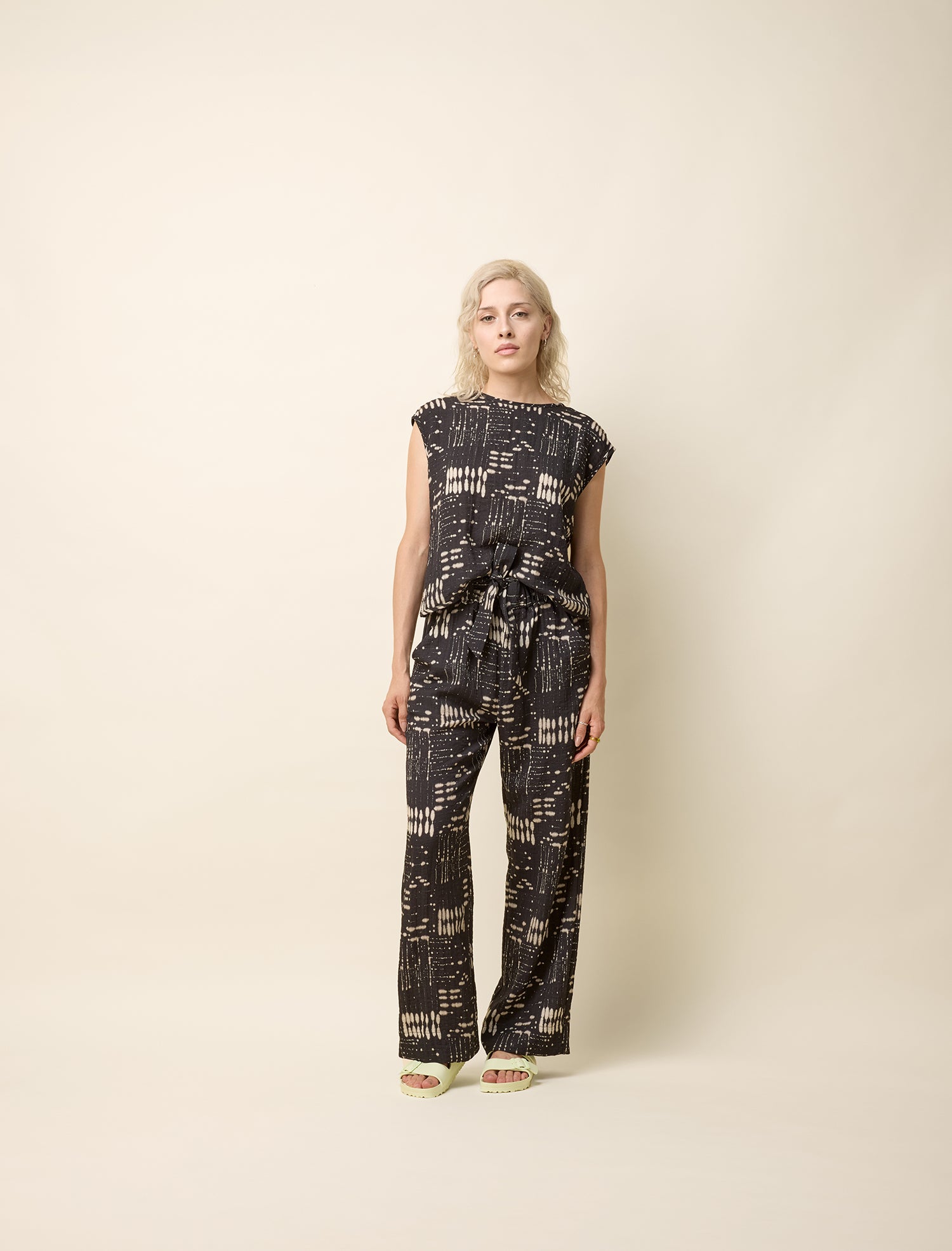 cokluch-pantalon-pantalonevasee-taillereguliere-ink-noir-pe25