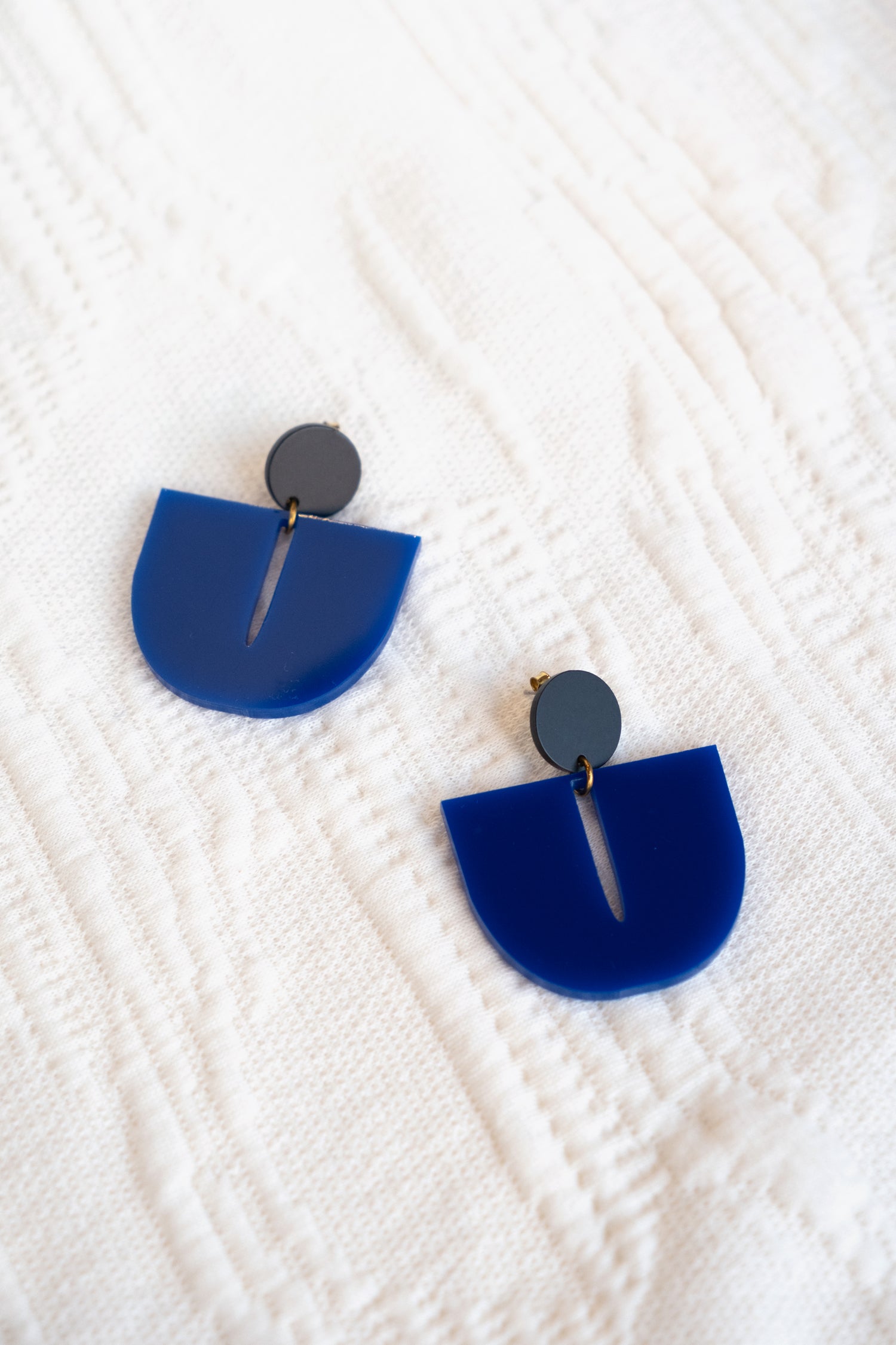 darlingsofdenmark-bijoux-bouclesdoreille-billie-acrylique-bleu-electrique