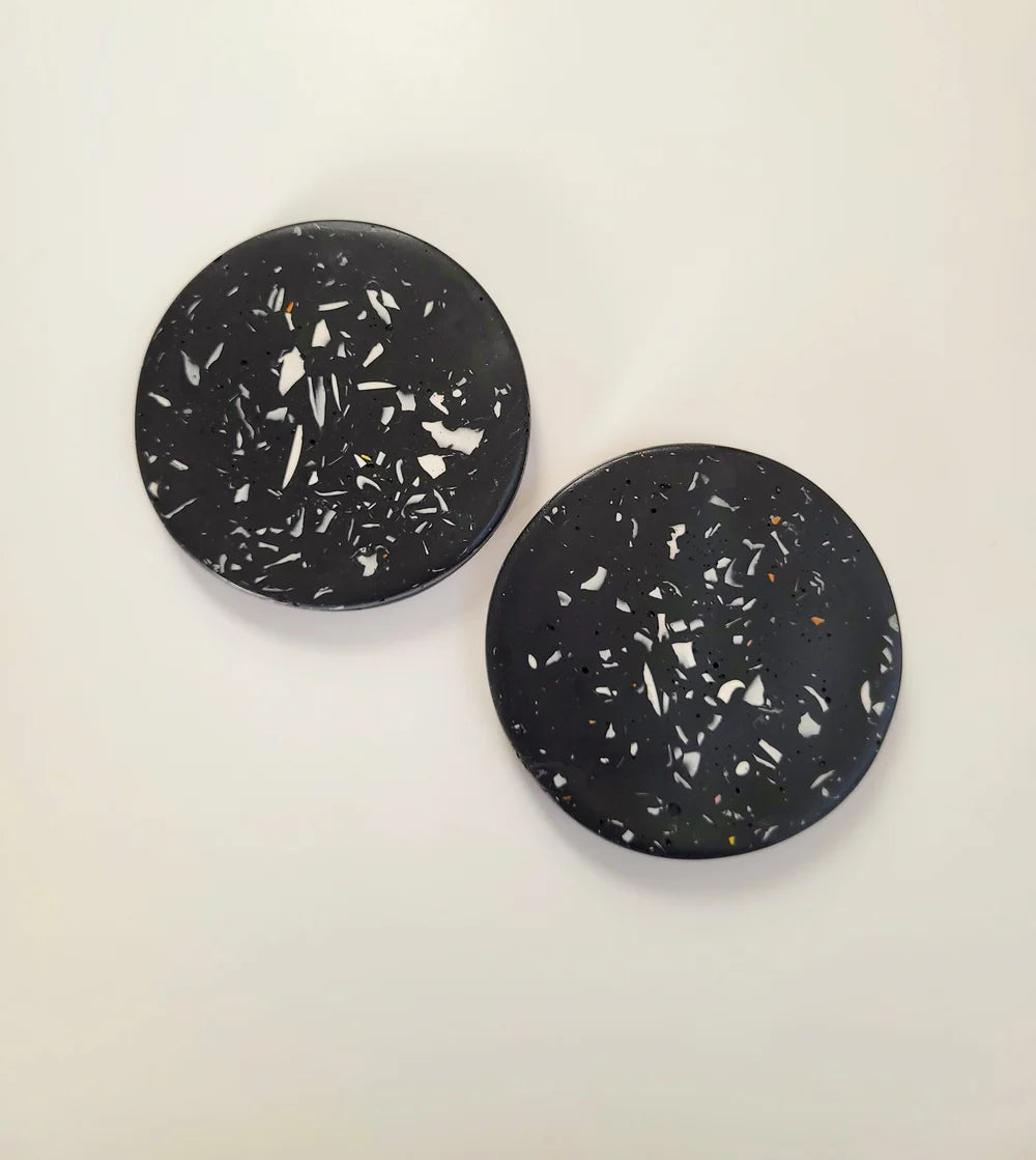 oli+mimi-sousverre-soucoupe-jesmonite-resine-noir-terrazzo