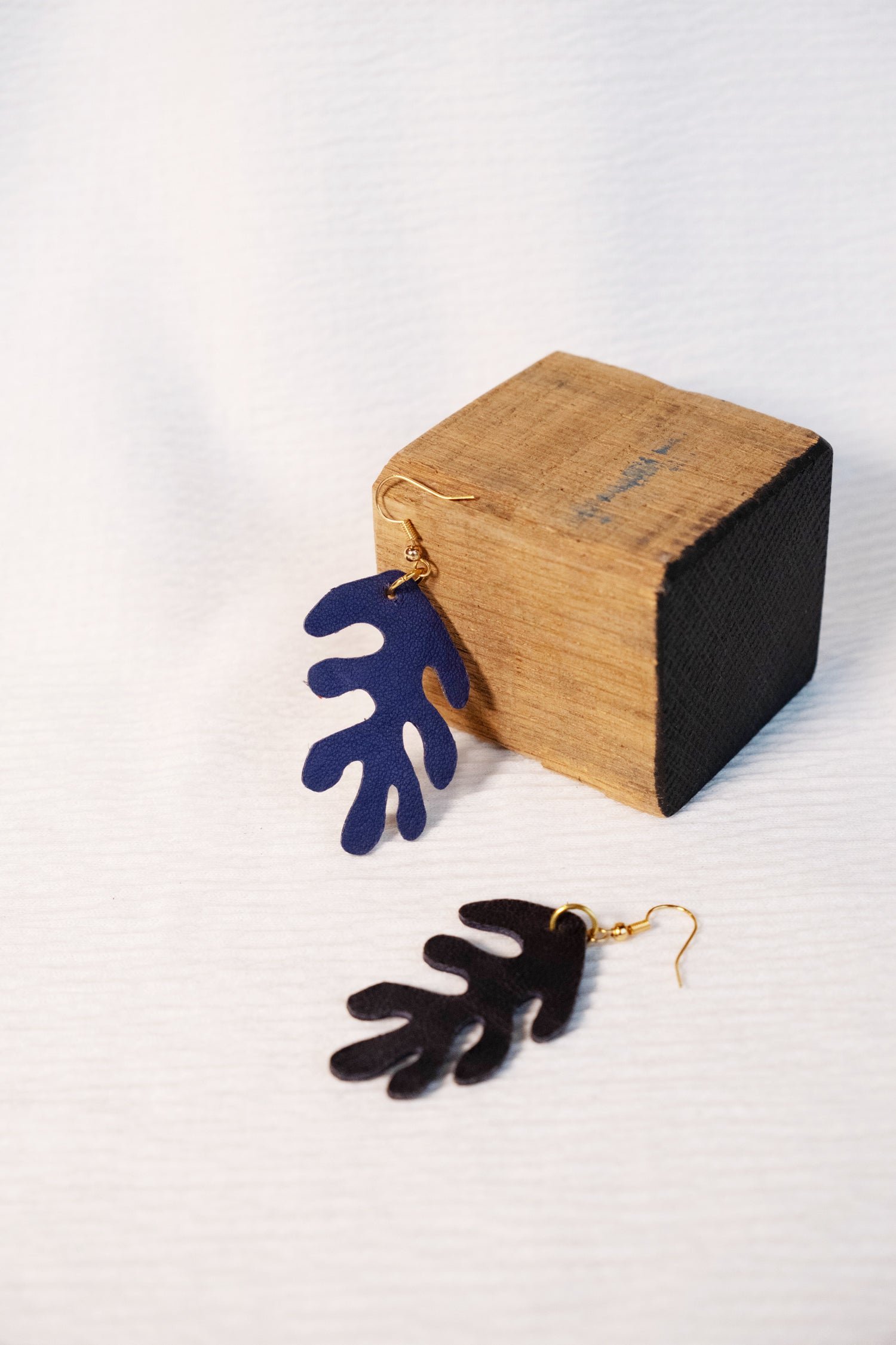 veinage-bijou-bouclesdoreilles-corail-cuir-marine