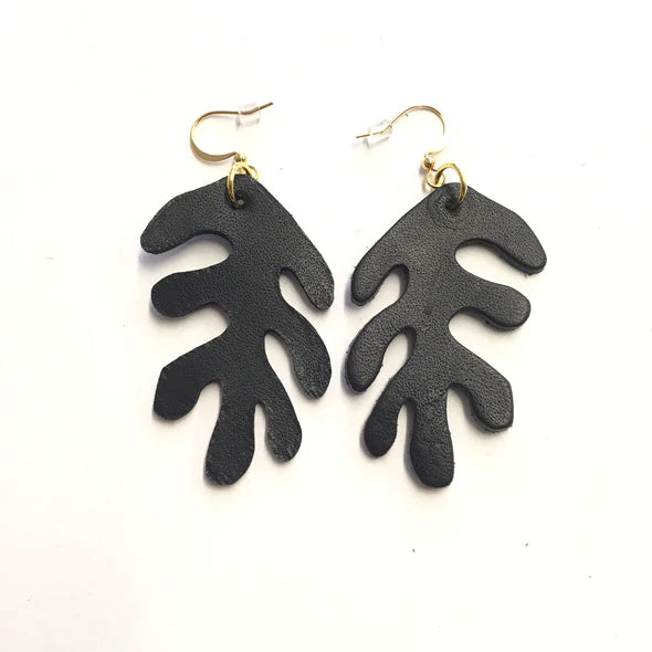 veinage-bijou-bouclesdoreilles-corail-cuir-noir